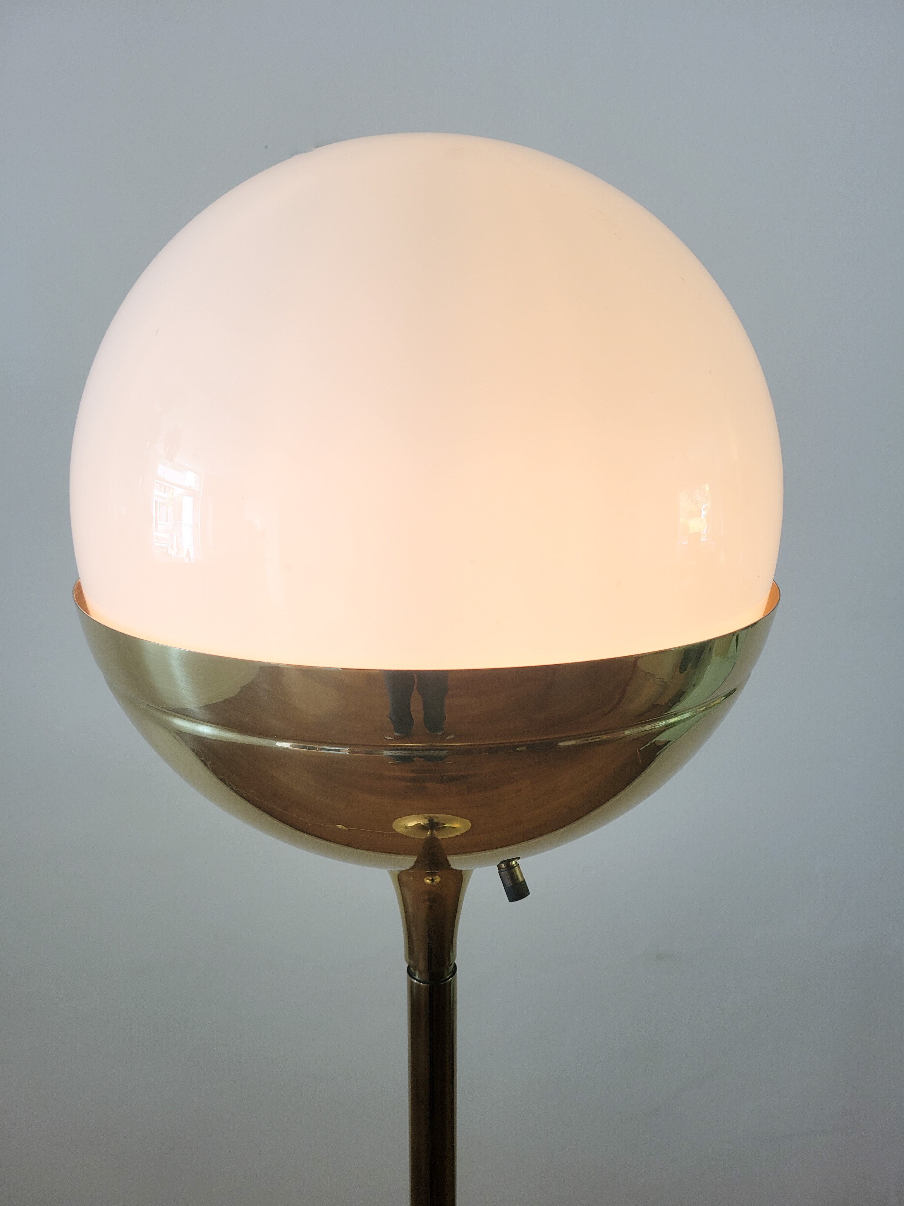Brass_globe_floor_lamp_by_Vereinigte_Werkstätten,_1970s