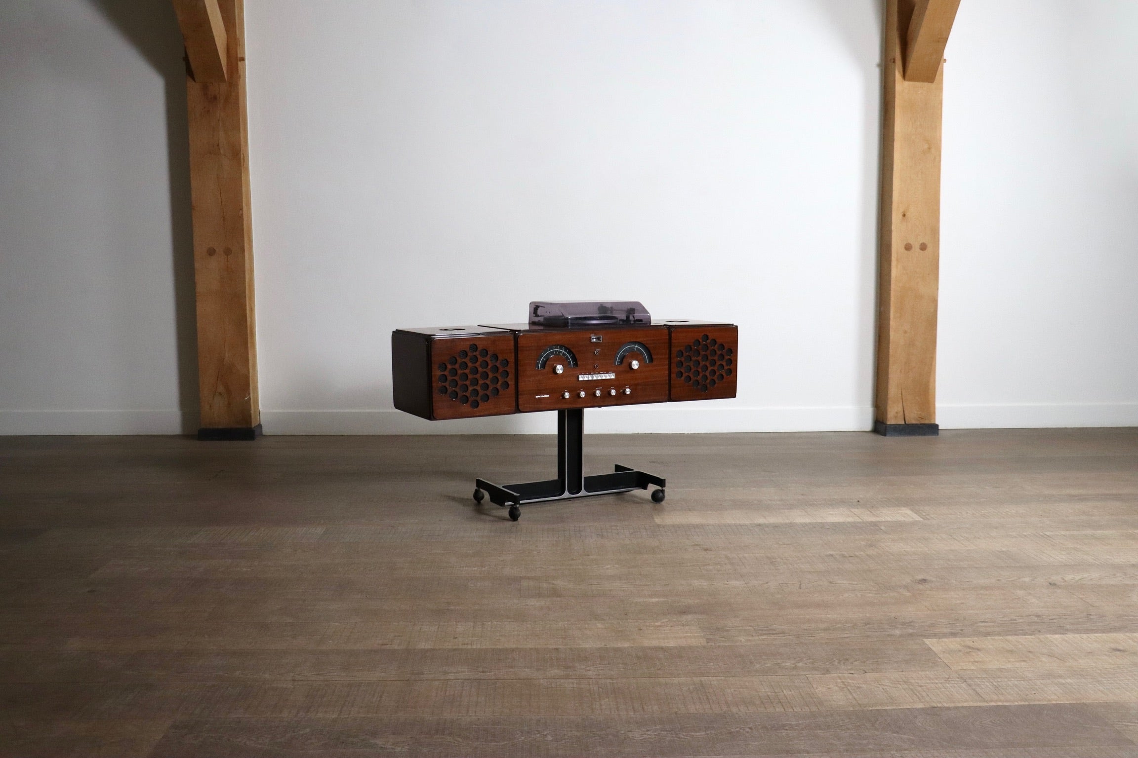 Brionvega_RR126_By_Achille_And_Pier_Giacomo_Castiglioni,_Italy_1960s