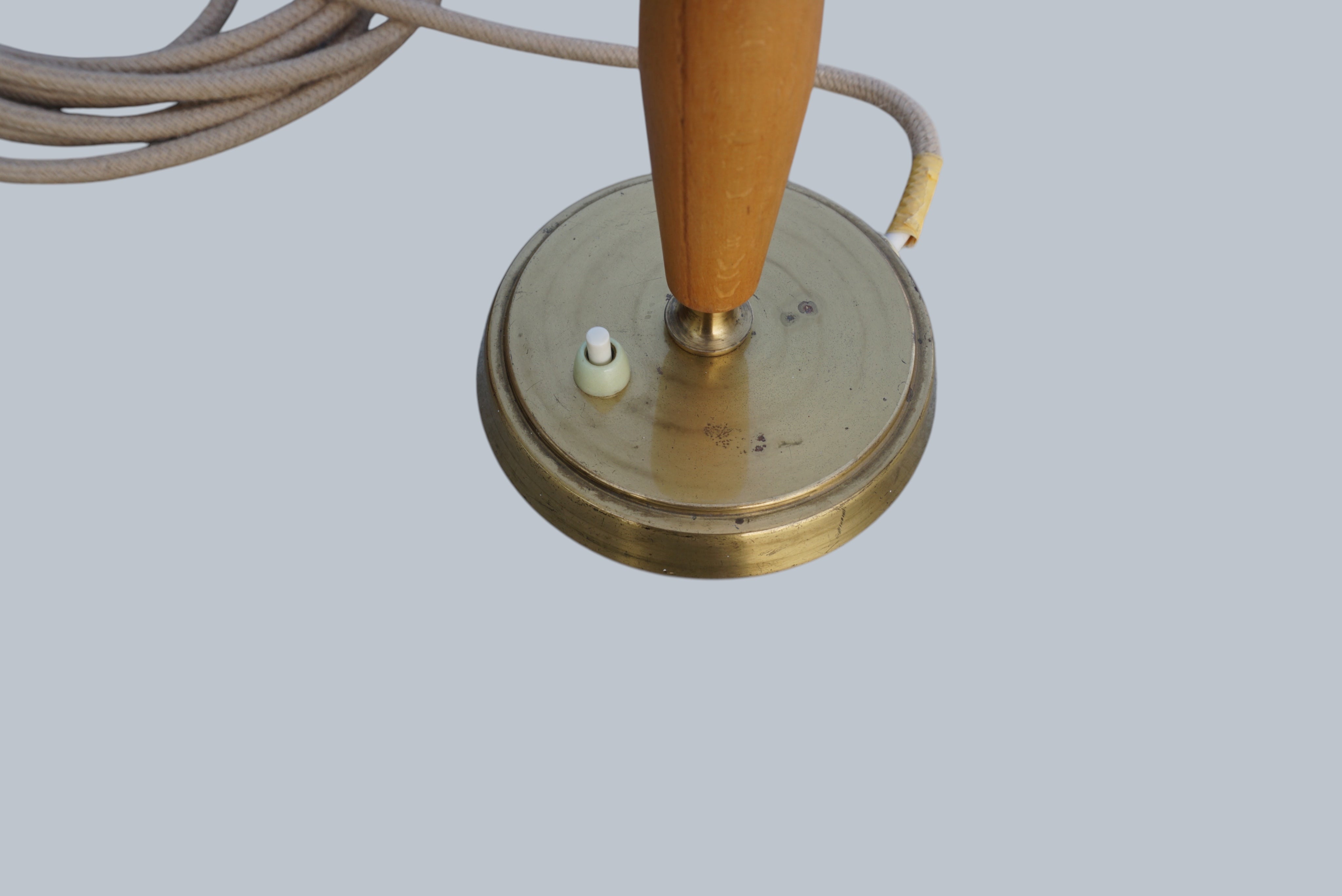 Table_Lamp_by_Bertil_Brisborg_for_Nordiska_Kompaniet_NK,_Swedish_Modern_Brass_Desk_Lamp,_1950s