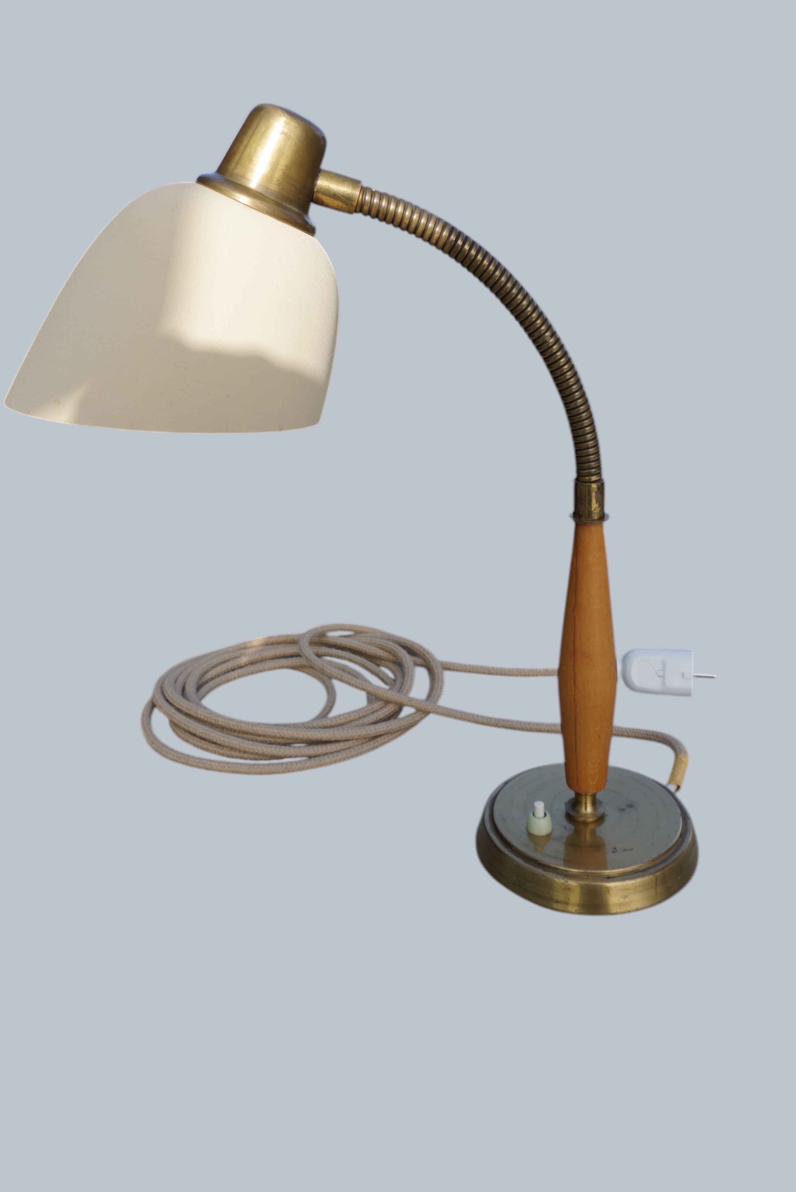 Table_Lamp_by_Bertil_Brisborg_for_Nordiska_Kompaniet_NK,_Swedish_Modern_Brass_Desk_Lamp,_1950s
