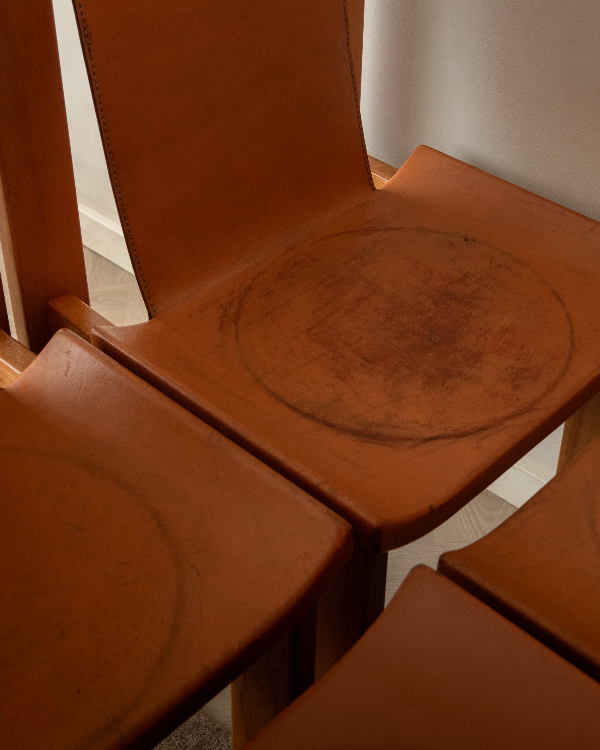 Set_of_7_Luigi_Gorgoni_Brutalist_Dining_Chairs_for_Roche_Bobois_in_Elm_and_Leather,_France,_1970s