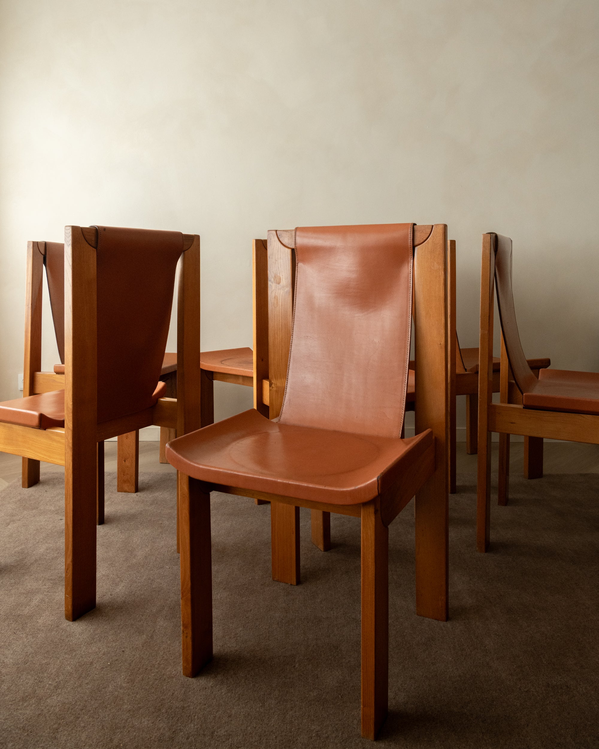 Set_of_7_Luigi_Gorgoni_Brutalist_Dining_Chairs_for_Roche_Bobois_in_Elm_and_Leather,_France,_1970s