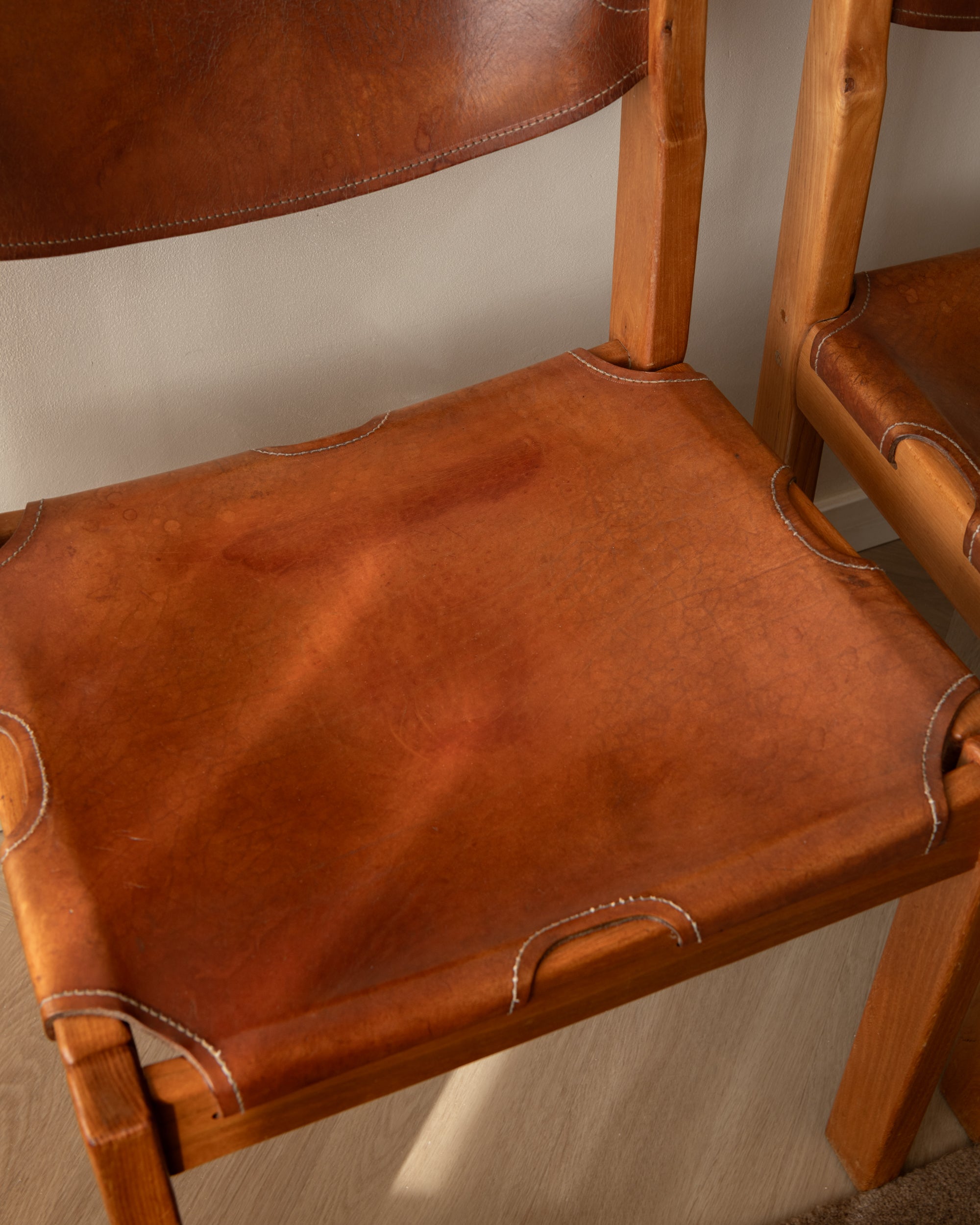 Set_of_4_Maison_Regain_Brutalist_Dining_Chairs_in_Elm_and_Cognac_Leather,_France,_1970s