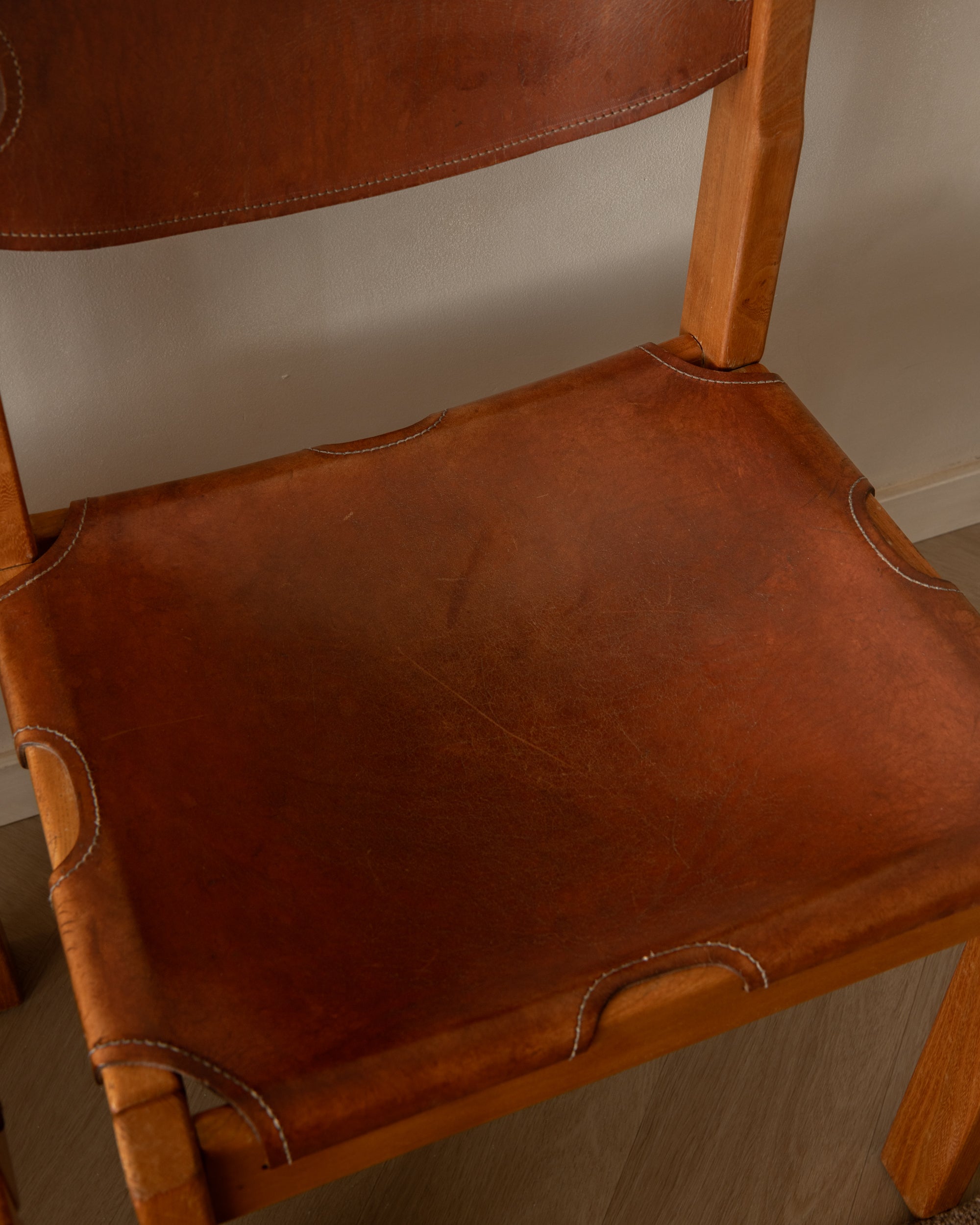 Set_of_4_Maison_Regain_Brutalist_Dining_Chairs_in_Elm_and_Cognac_Leather,_France,_1970s
