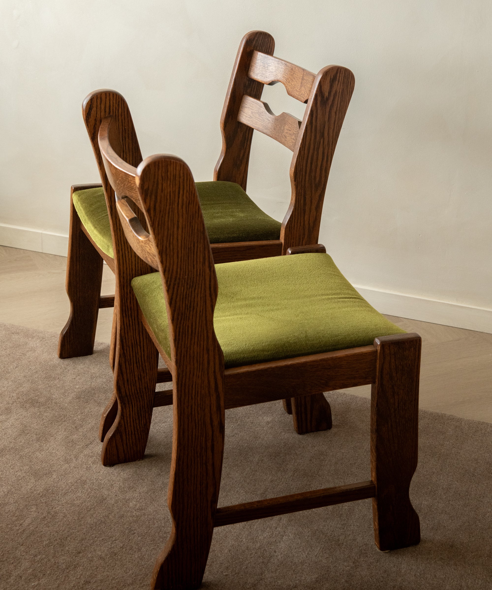 Set_of_4_Brutalist_Razorback_Oak_Dining_Chairs_with_Olive_Green_Velvet_Upholstery,_Europe,_1970s