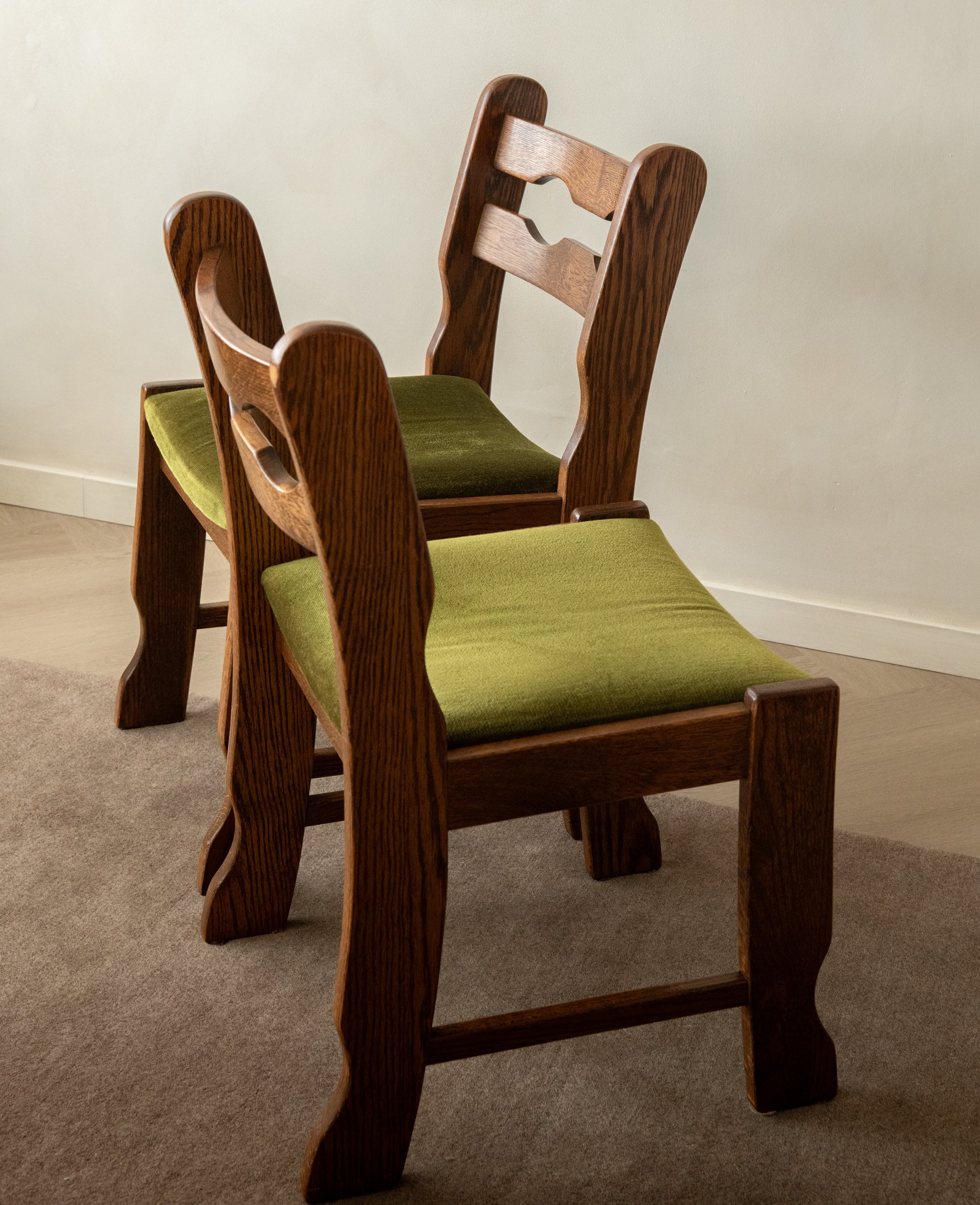 Set_of_4_Brutalist_Razorback_Oak_Dining_Chairs_with_Olive_Green_Velvet_Upholstery,_Europe,_1970s