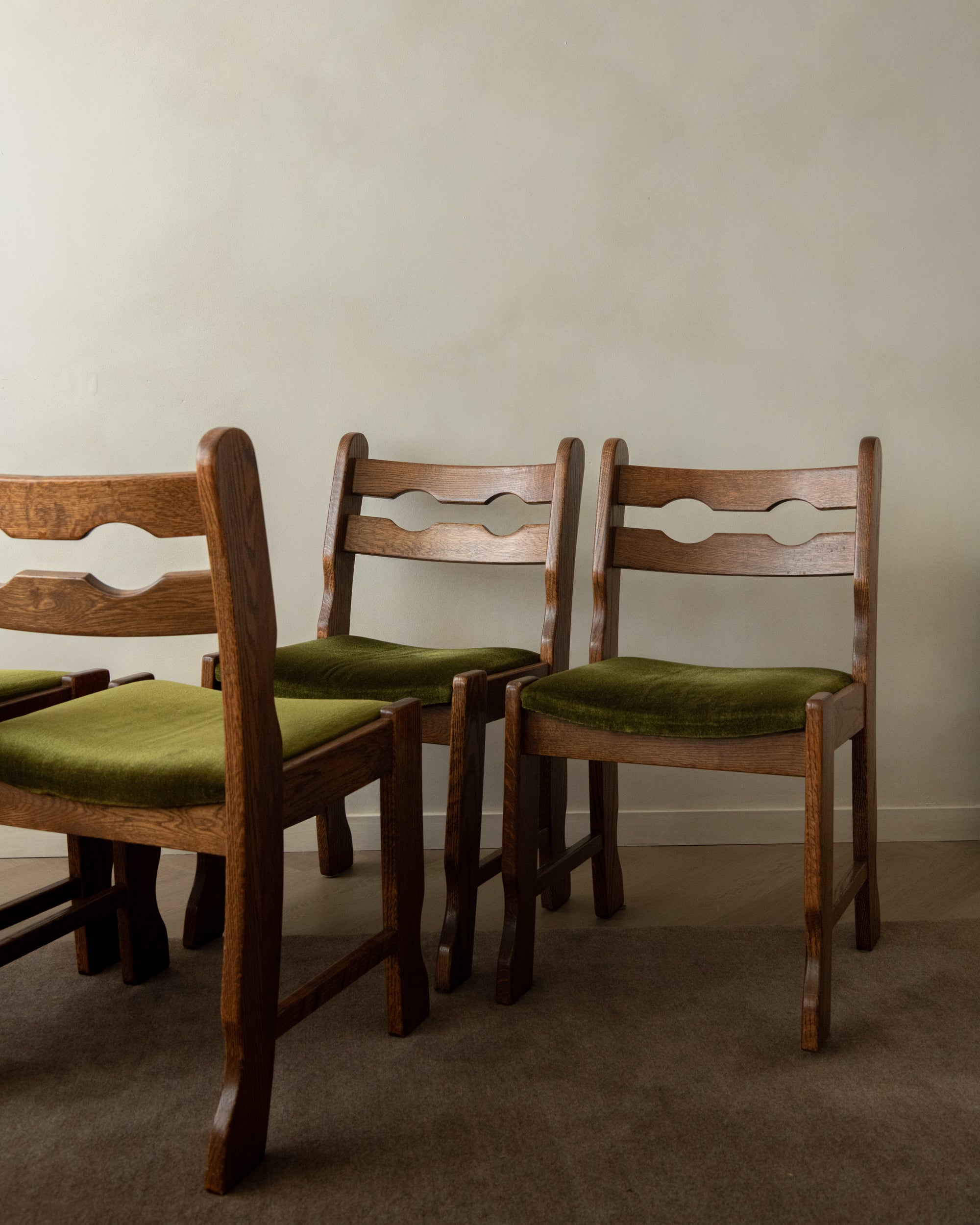 Set_of_4_Brutalist_Razorback_Oak_Dining_Chairs_with_Olive_Green_Velvet_Upholstery,_Europe,_1970s