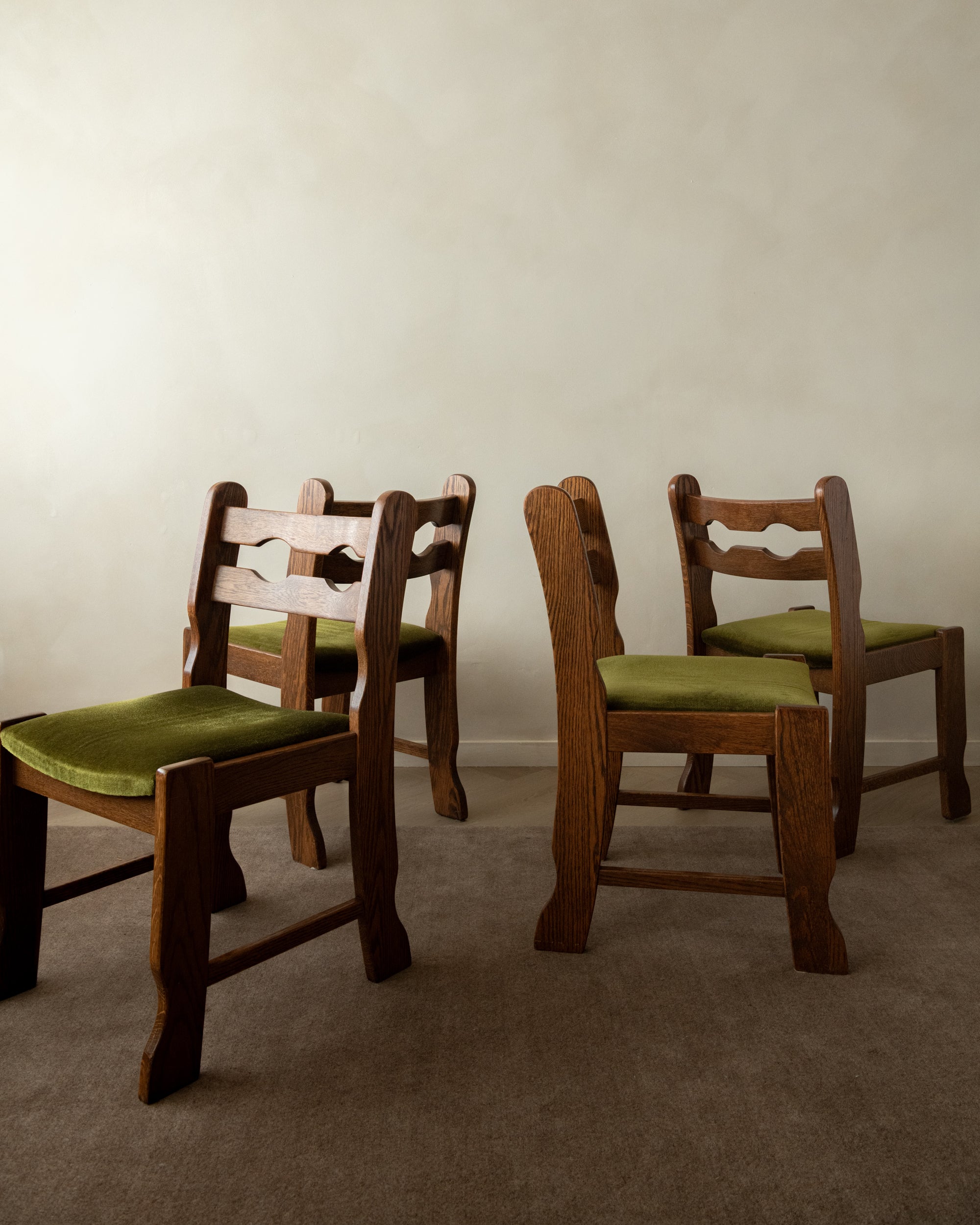 Set_of_4_Brutalist_Razorback_Oak_Dining_Chairs_with_Olive_Green_Velvet_Upholstery,_Europe,_1970s