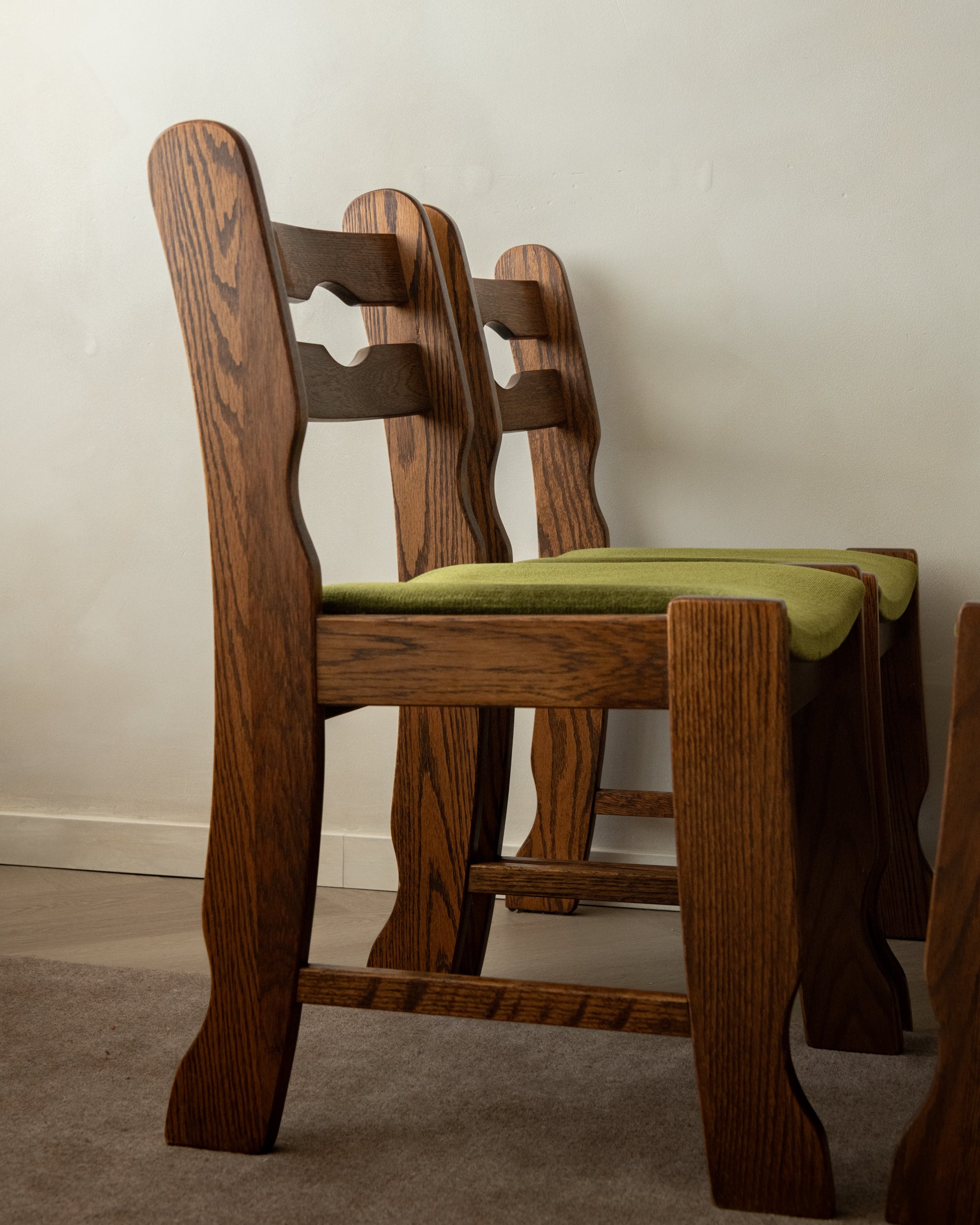 Set_of_4_Brutalist_Razorback_Oak_Dining_Chairs_with_Olive_Green_Velvet_Upholstery,_Europe,_1970s