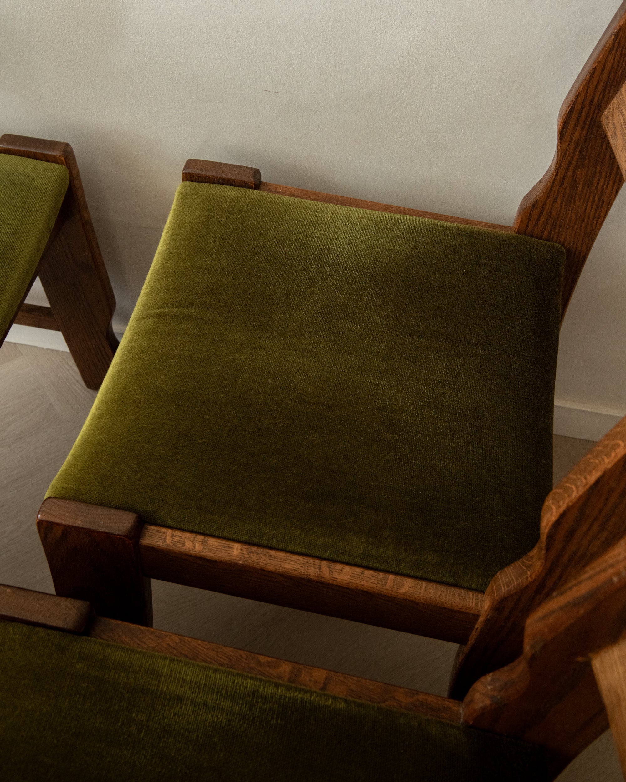 Set_of_4_Brutalist_Razorback_Oak_Dining_Chairs_with_Olive_Green_Velvet_Upholstery,_Europe,_1970s