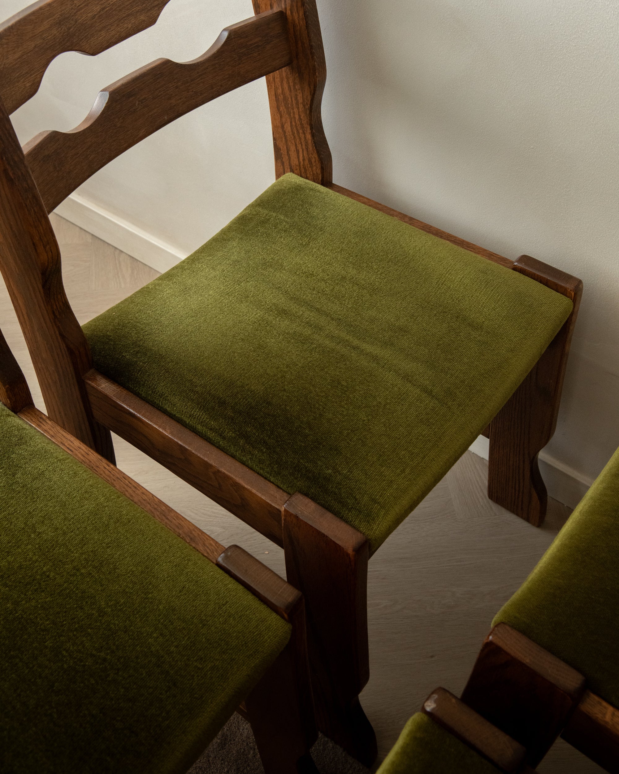 Set_of_4_Brutalist_Razorback_Oak_Dining_Chairs_with_Olive_Green_Velvet_Upholstery,_Europe,_1970s