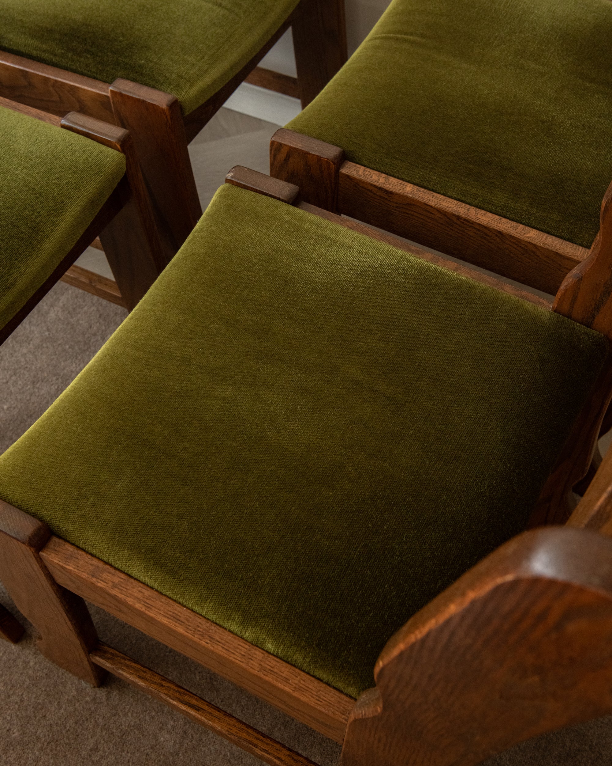 Set_of_4_Brutalist_Razorback_Oak_Dining_Chairs_with_Olive_Green_Velvet_Upholstery,_Europe,_1970s