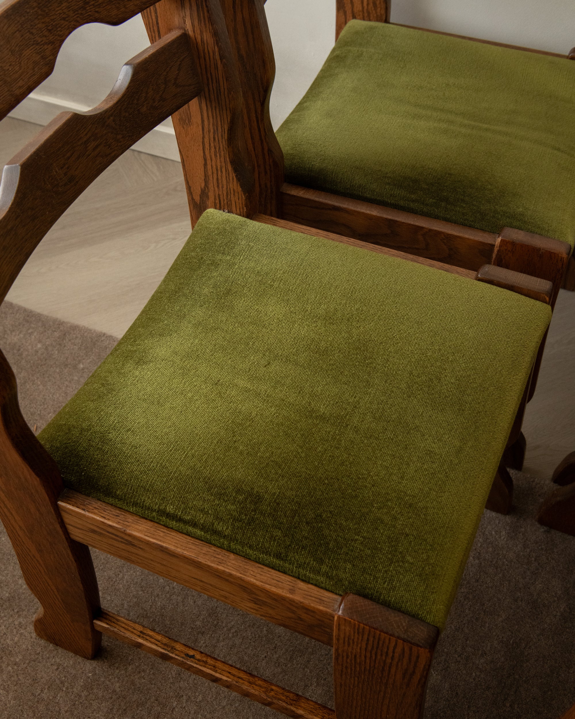 Set_of_4_Brutalist_Razorback_Oak_Dining_Chairs_with_Olive_Green_Velvet_Upholstery,_Europe,_1970s