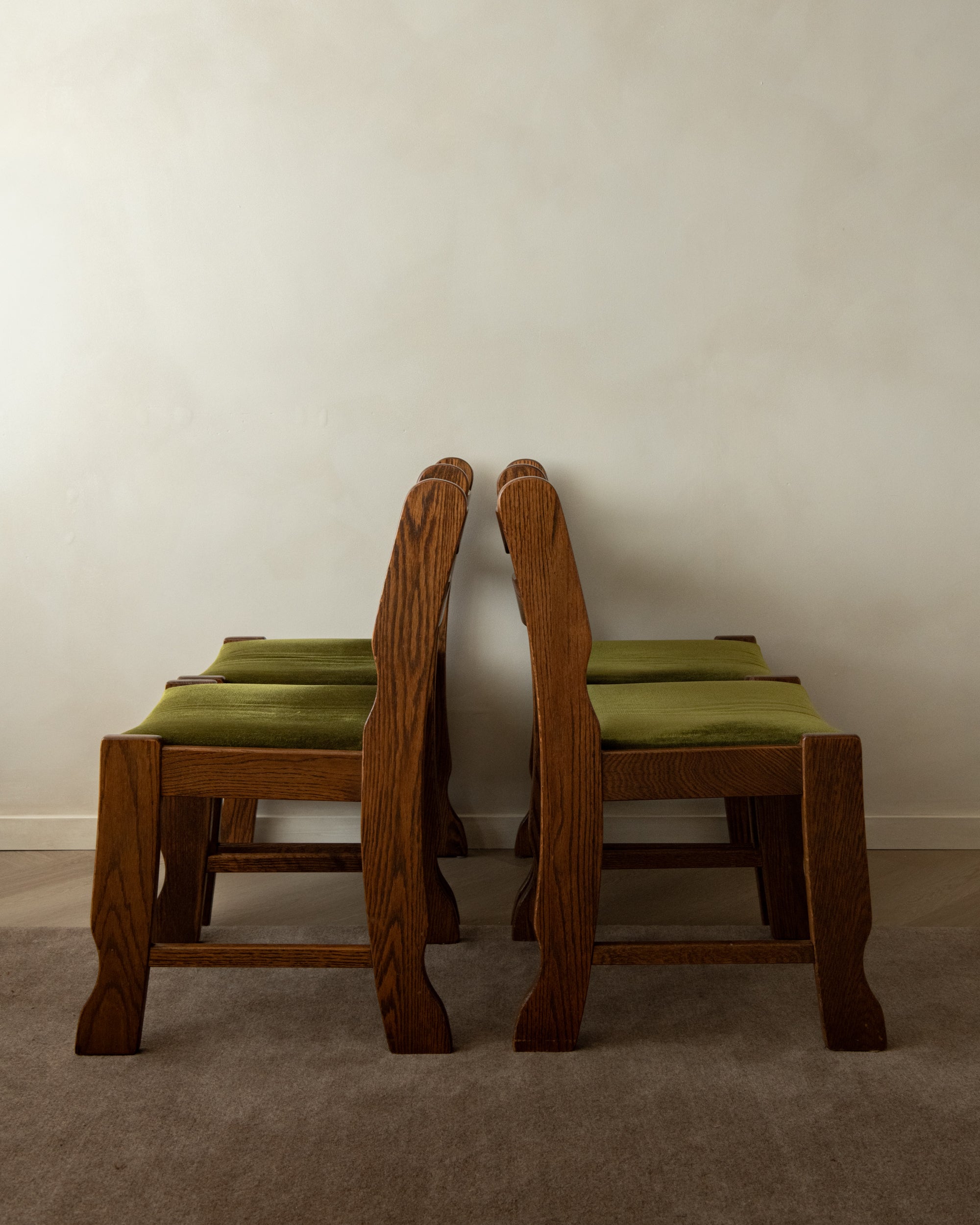 Set_of_4_Brutalist_Razorback_Oak_Dining_Chairs_with_Olive_Green_Velvet_Upholstery,_Europe,_1970s