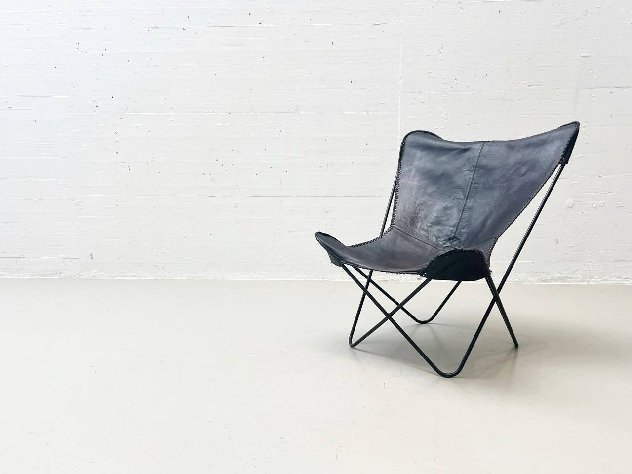 Butterfly_Chair_by_Jorge_Ferrari-Hardoy_for_Knoll_International,_1947