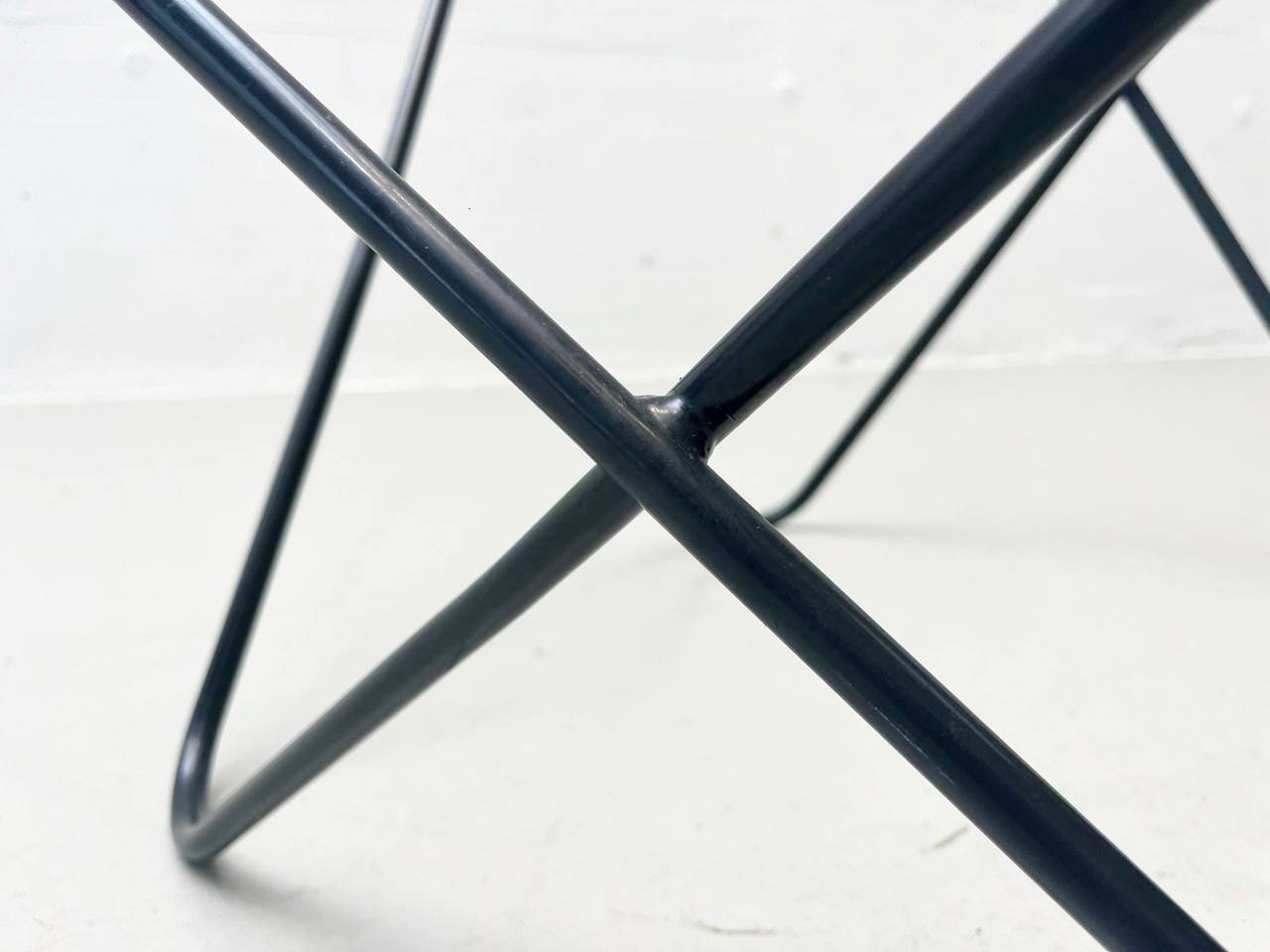 Butterfly_Chair_by_Jorge_Ferrari-Hardoy_for_Knoll_International,_1947