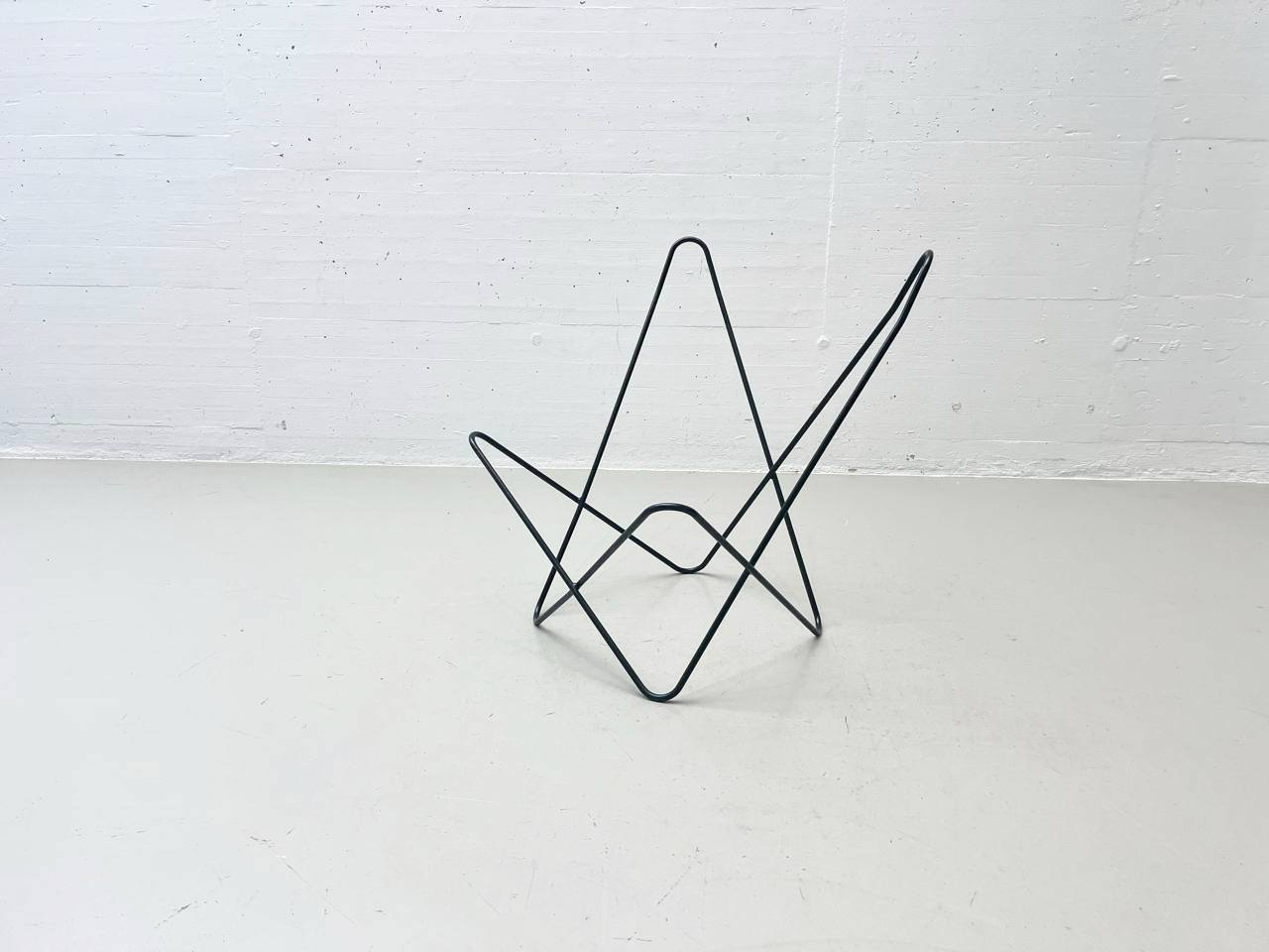 Butterfly_Chair_by_Jorge_Ferrari-Hardoy_for_Knoll_International,_1947