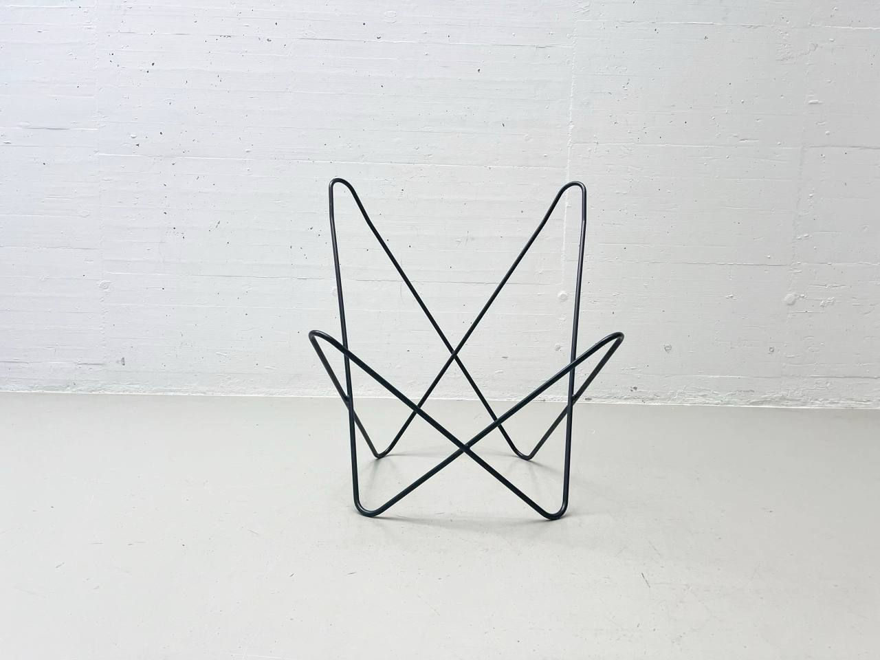 Butterfly_Chair_by_Jorge_Ferrari-Hardoy_for_Knoll_International,_1947