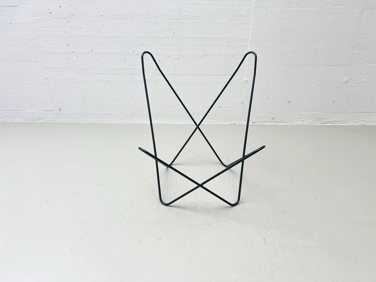 Butterfly_Chair_by_Jorge_Ferrari-Hardoy_for_Knoll_International,_1947