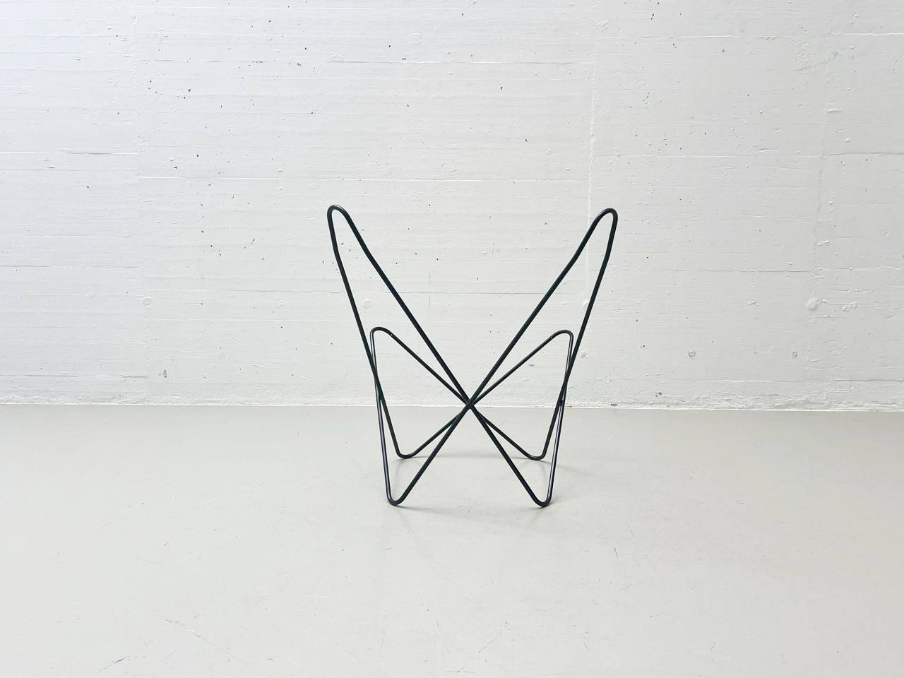 Butterfly_Chair_by_Jorge_Ferrari-Hardoy_for_Knoll_International,_1947