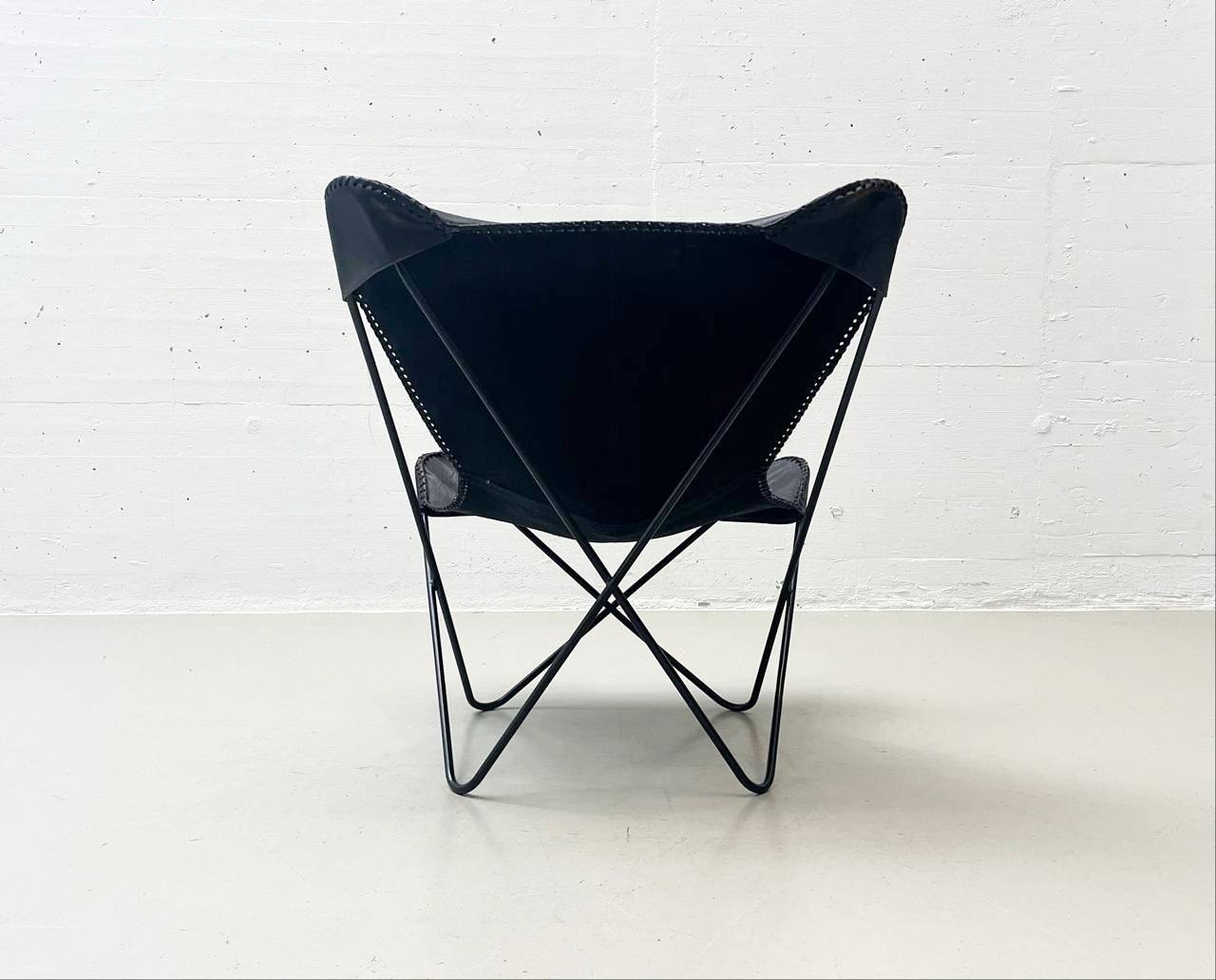 Butterfly_Chair_by_Jorge_Ferrari-Hardoy_for_Knoll_International,_1947