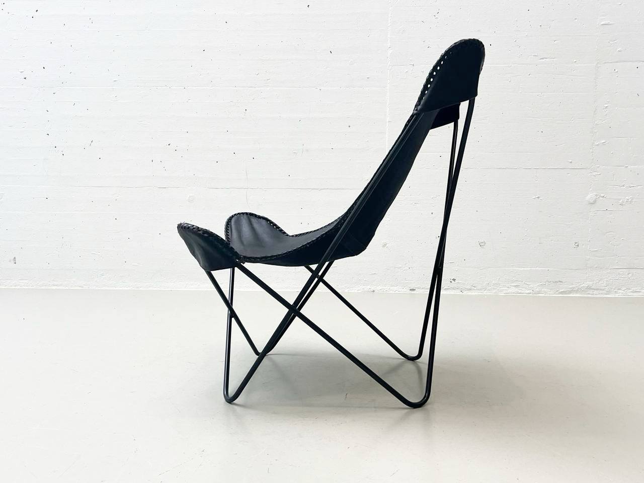 Butterfly_Chair_by_Jorge_Ferrari-Hardoy_for_Knoll_International,_1947