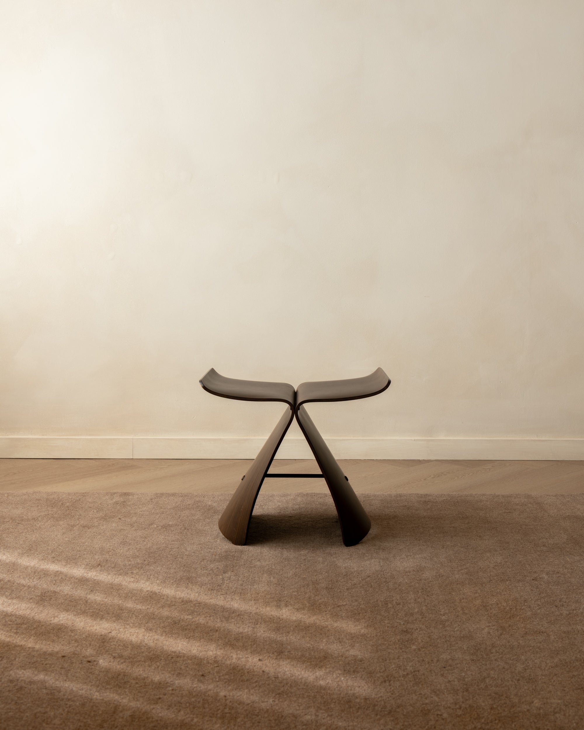 Butterfly_Stool_S-0521_by_Sori_Yanagi_for_Tendo_Mokko,_Rosewood_Veneer,_Japan,_1980s–1990s