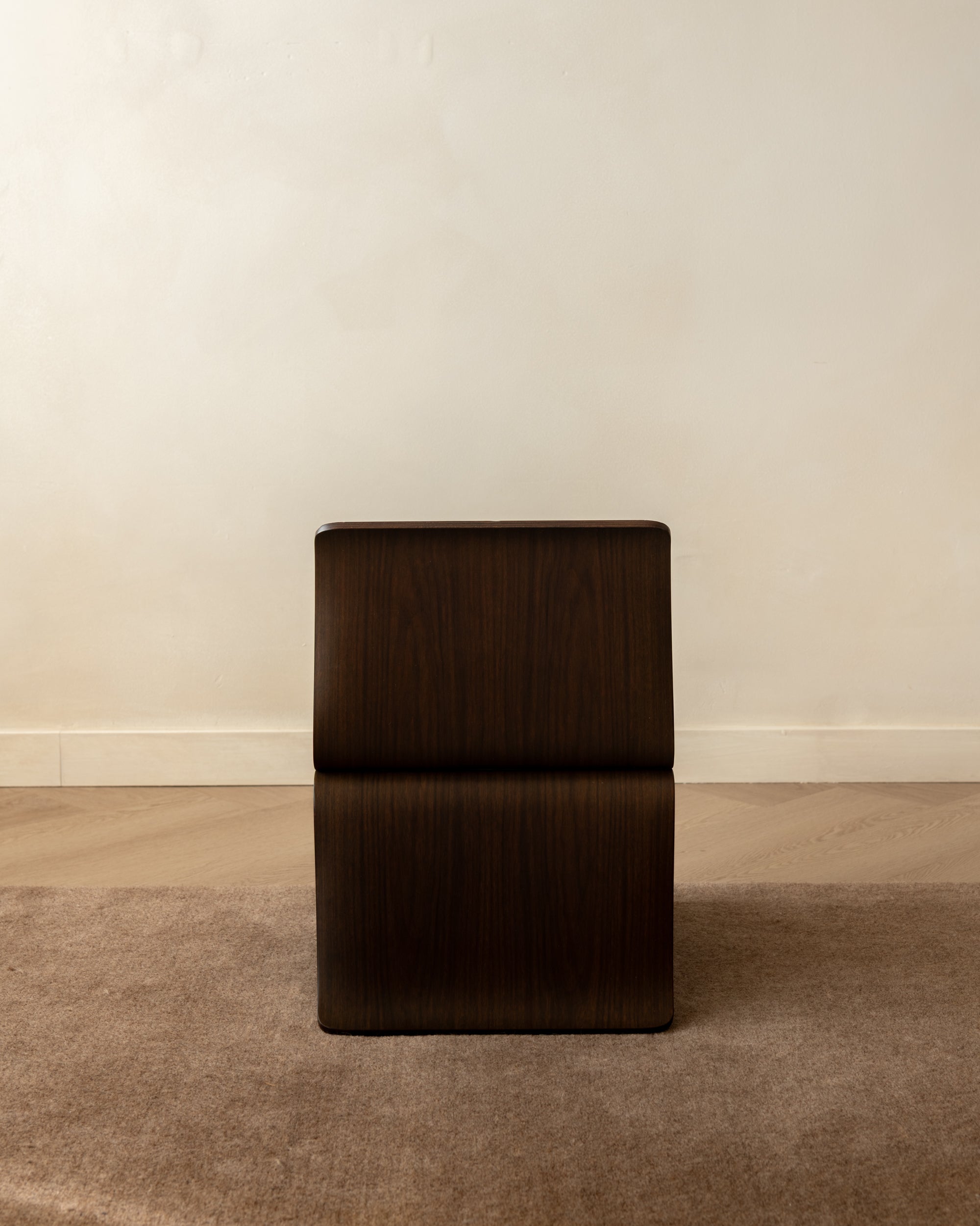 Butterfly_Stool_S-0521_by_Sori_Yanagi_for_Tendo_Mokko,_Rosewood_Veneer,_Japan,_1980s–1990s