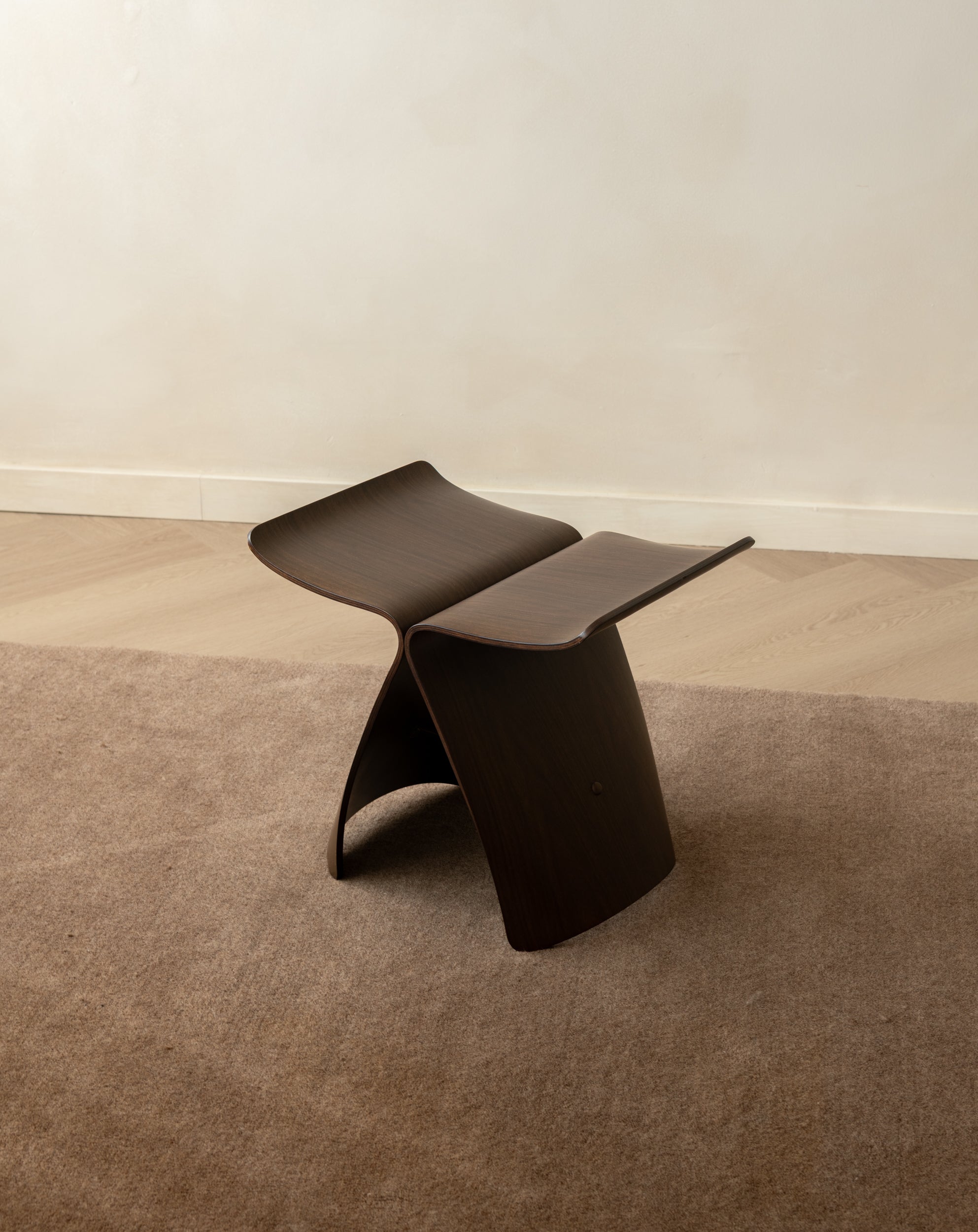 Butterfly_Stool_S-0521_by_Sori_Yanagi_for_Tendo_Mokko,_Rosewood_Veneer,_Japan,_1980s–1990s