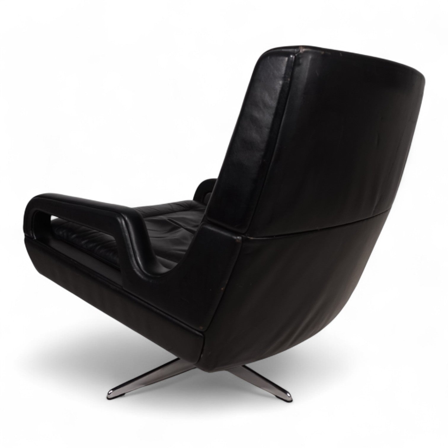 Carl_Straub_black_leather_lounge_chair,_1960