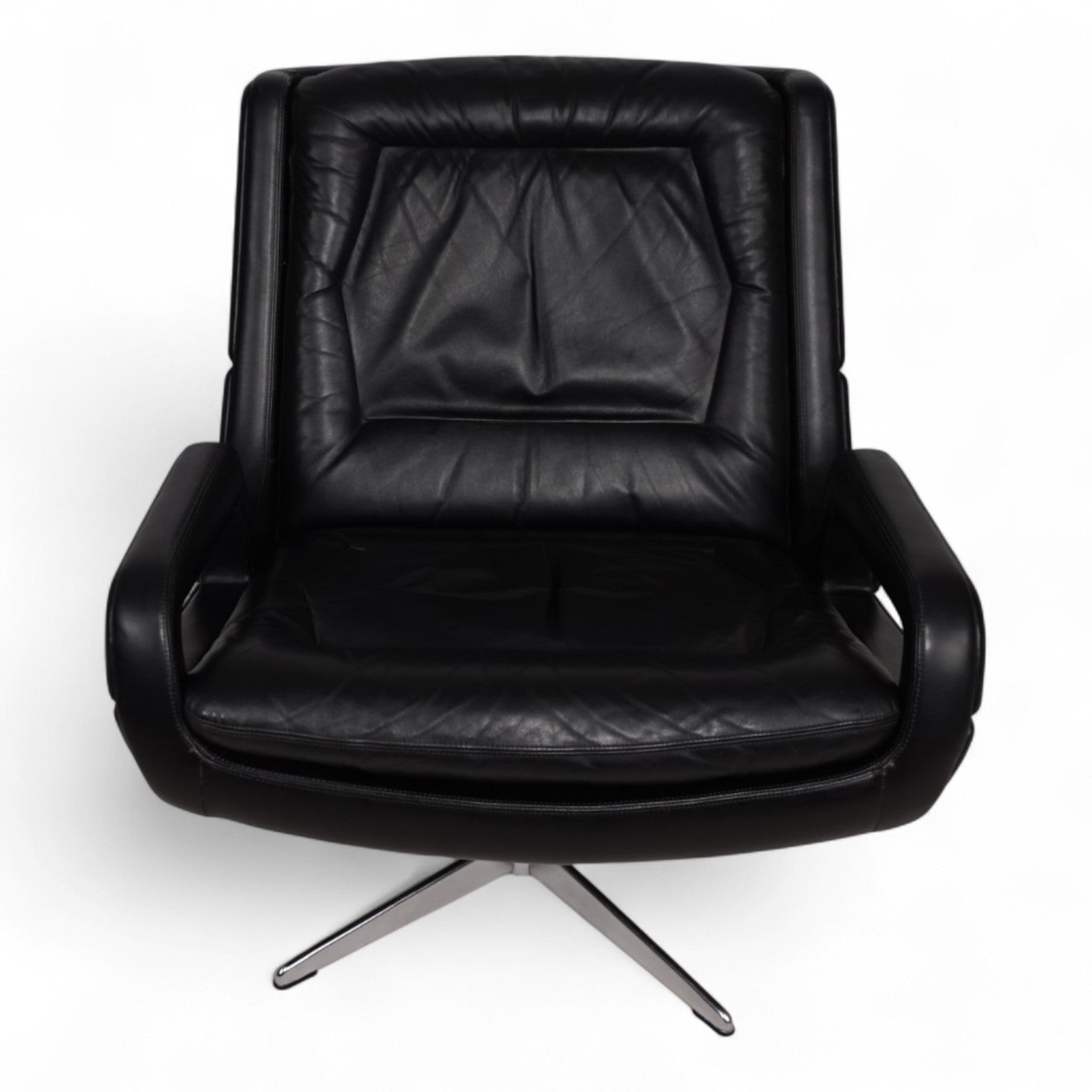 Carl_Straub_black_leather_lounge_chair,_1960