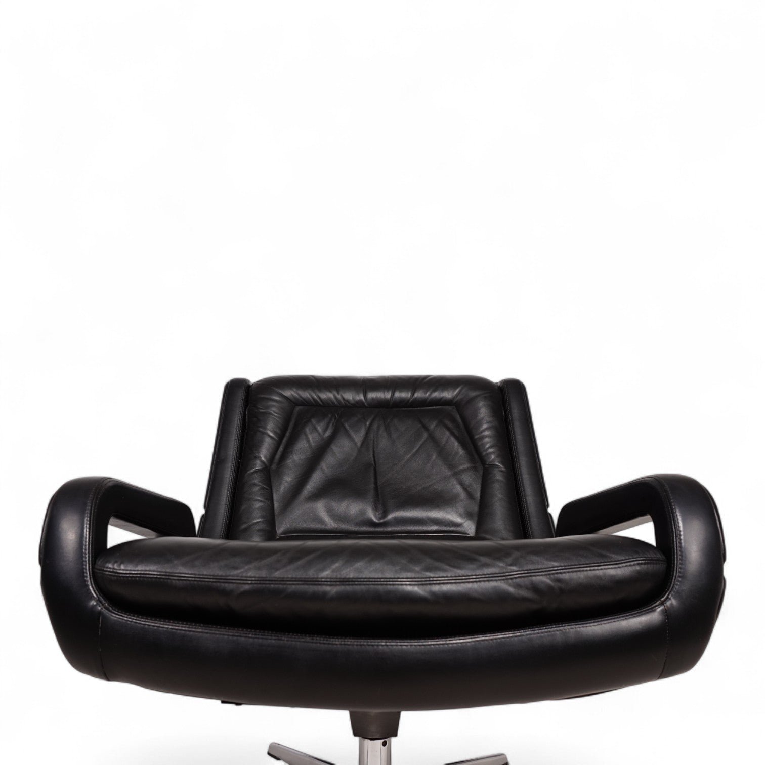 Carl_Straub_black_leather_lounge_chair,_1960