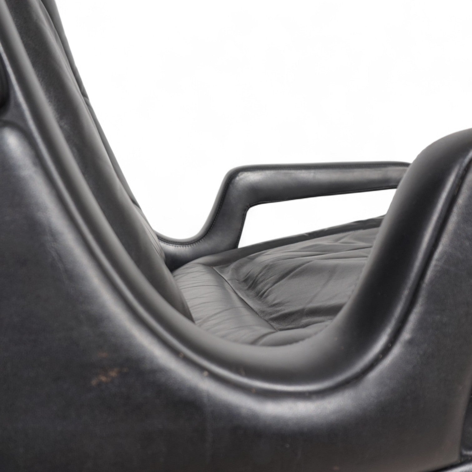 Carl_Straub_black_leather_lounge_chair,_1960