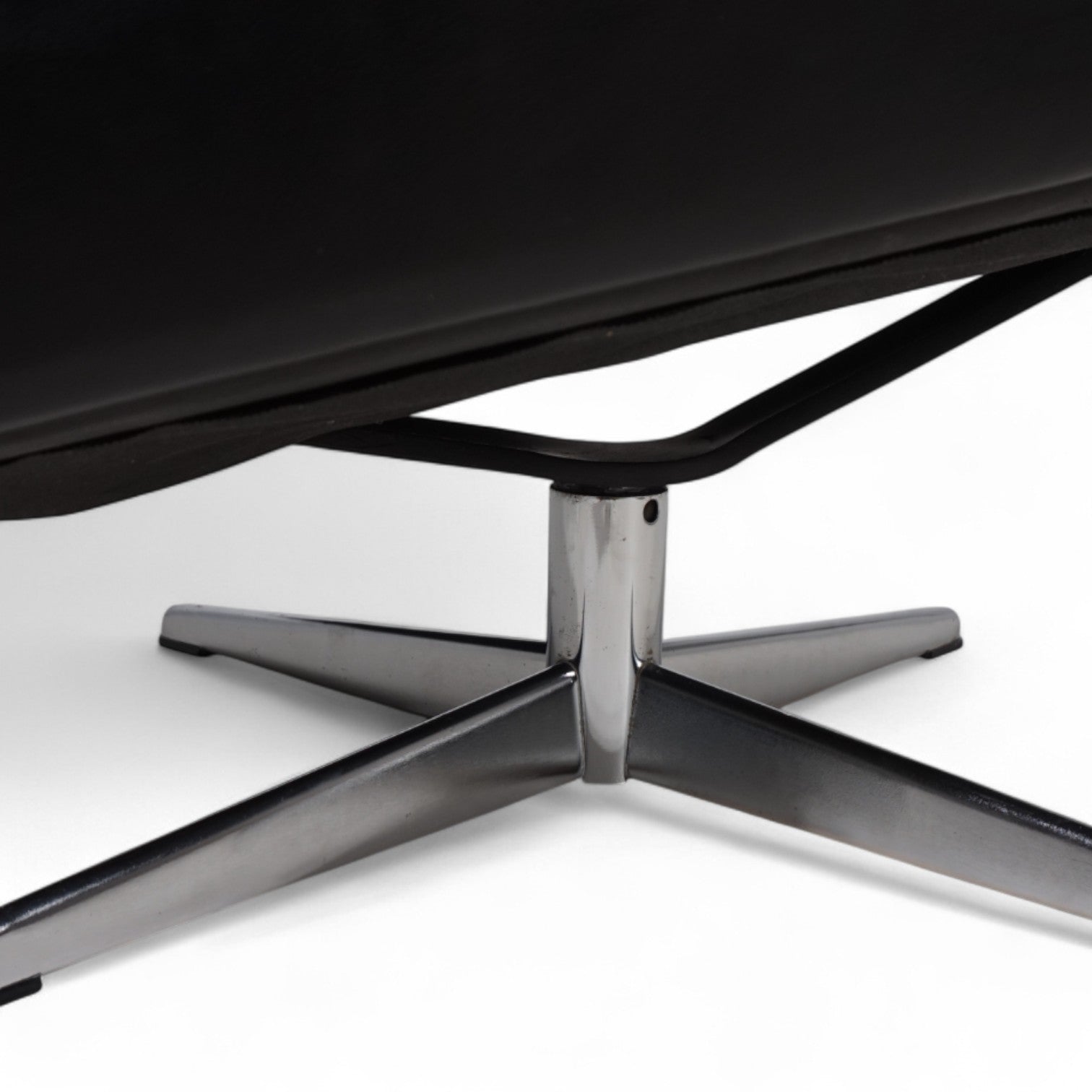 Carl_Straub_black_leather_lounge_chair,_1960