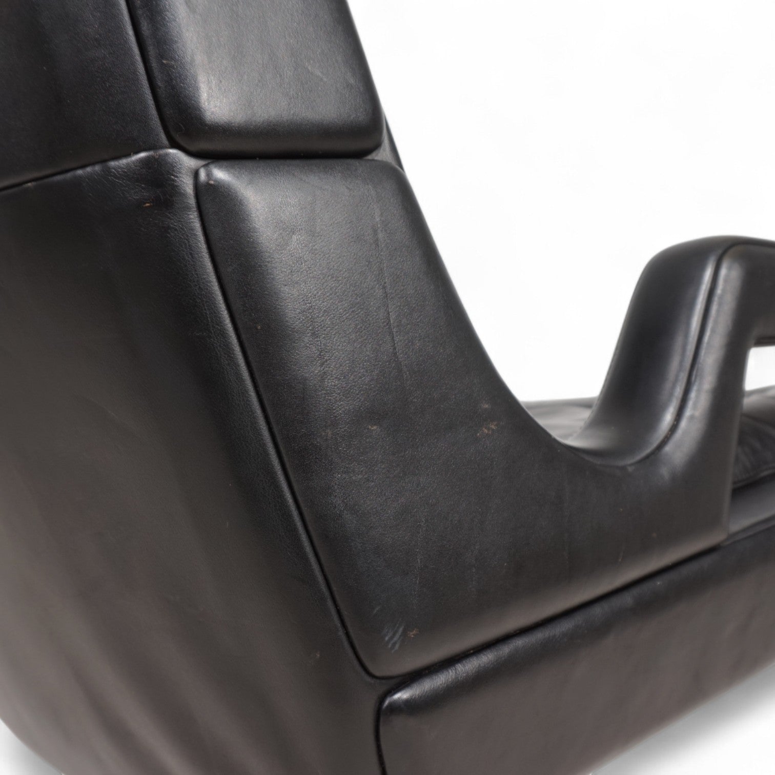 Carl_Straub_black_leather_lounge_chair,_1960