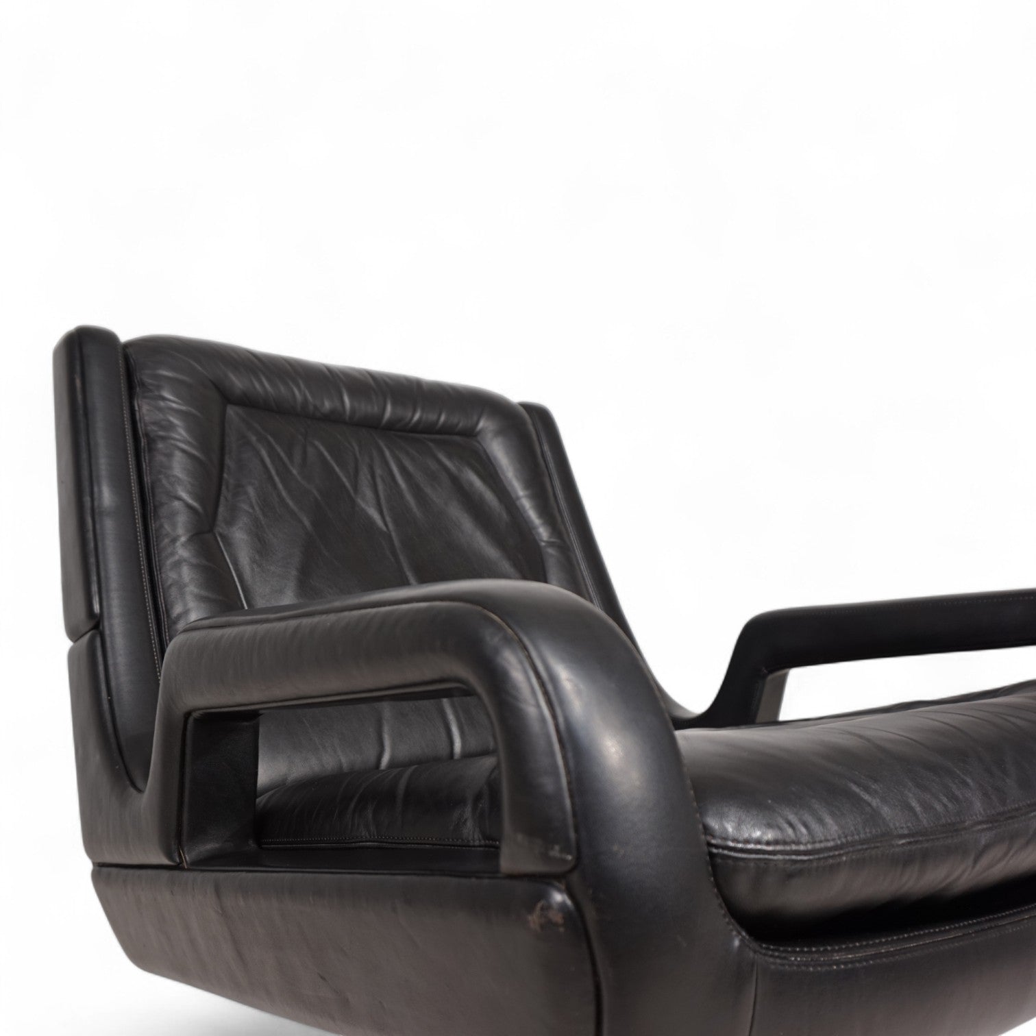 Carl_Straub_black_leather_lounge_chair,_1960