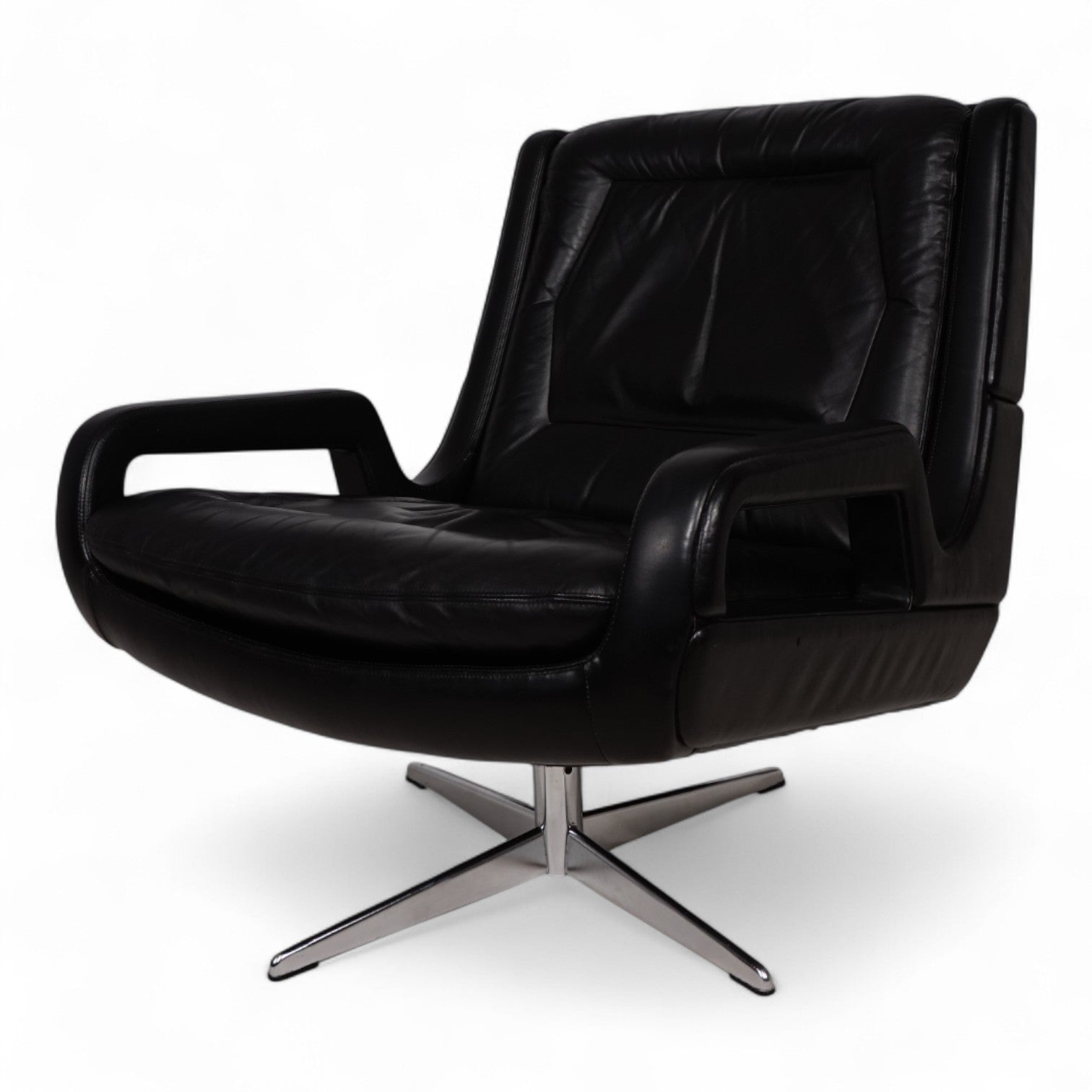Carl_Straub_black_leather_lounge_chair,_1960