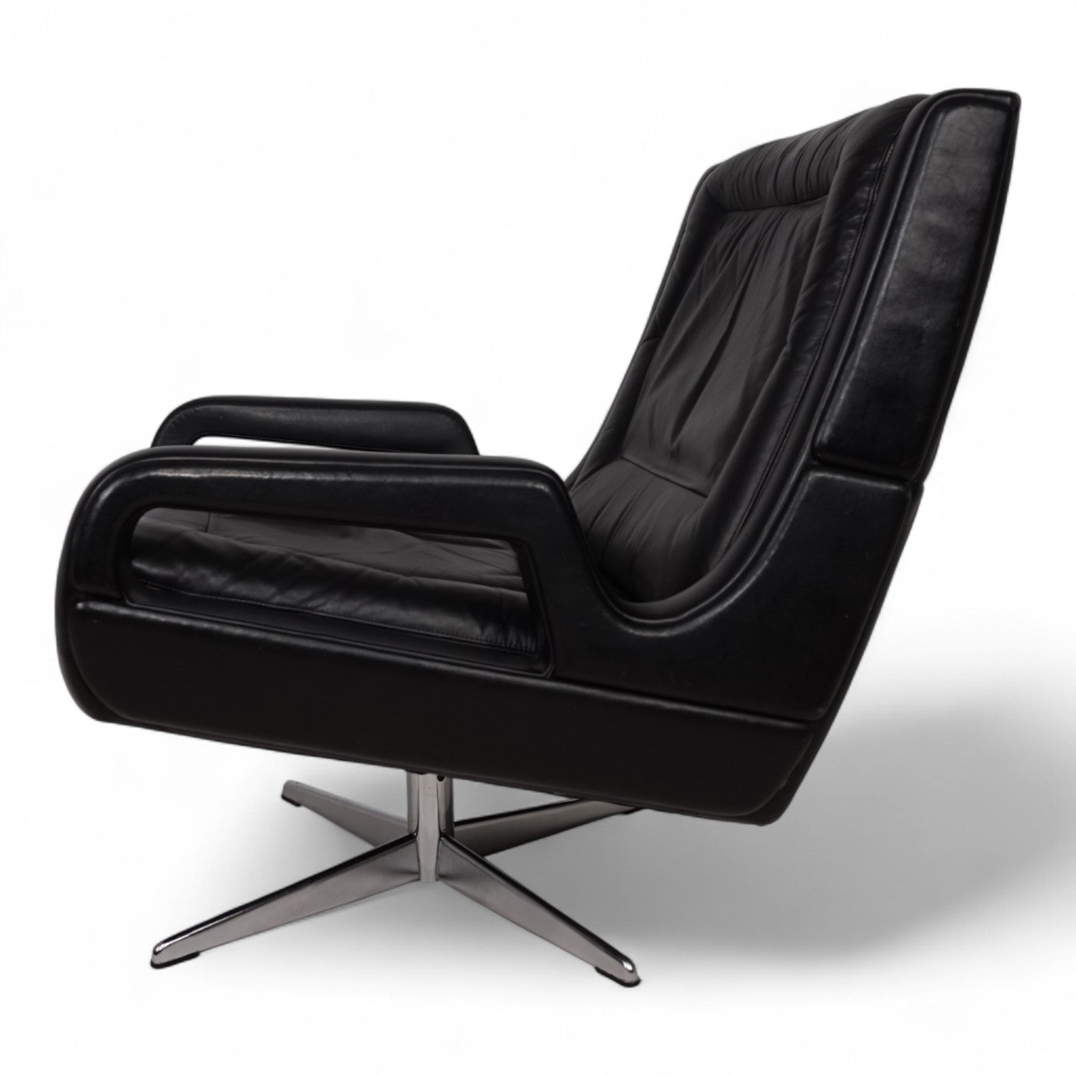 Carl_Straub_black_leather_lounge_chair,_1960
