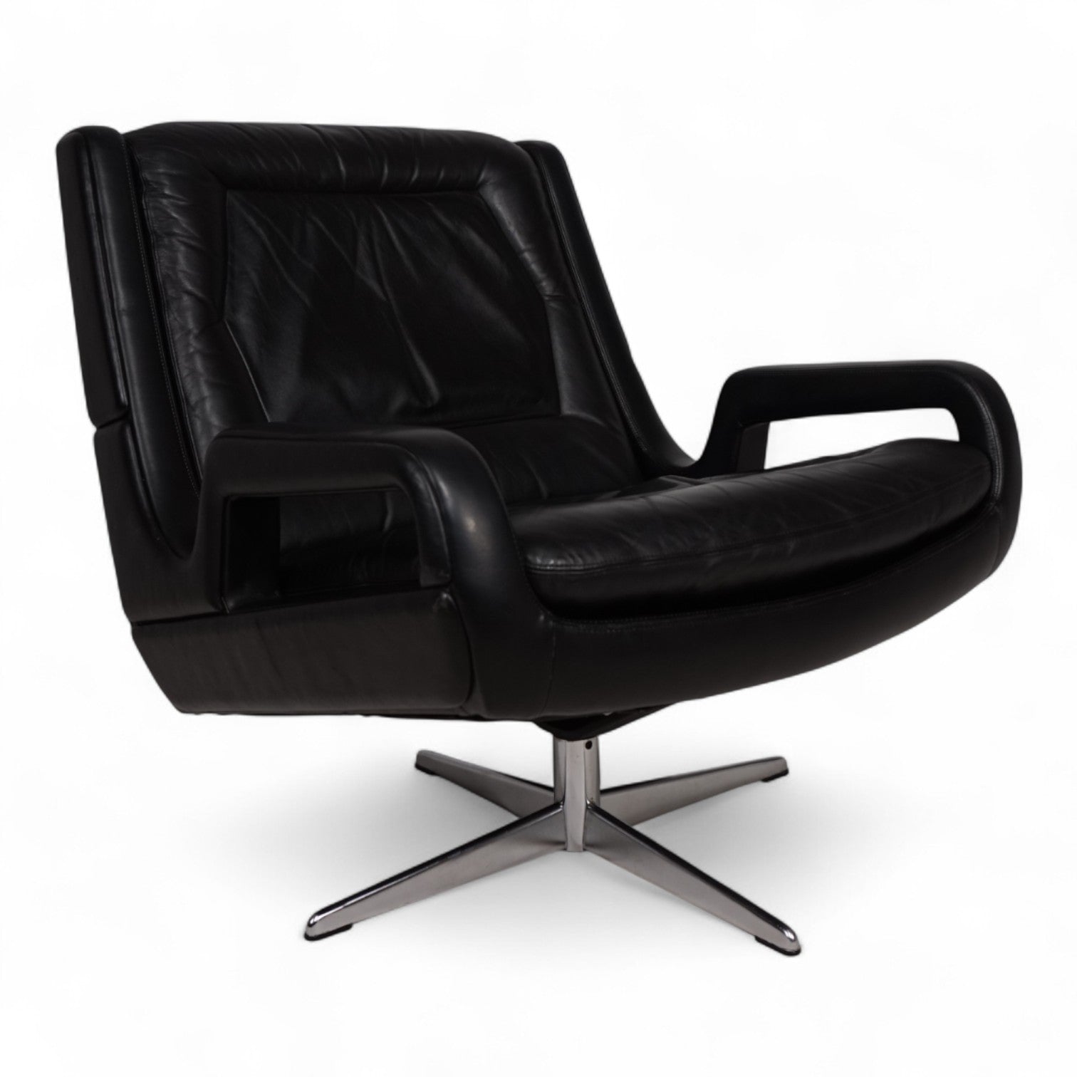 Carl_Straub_black_leather_lounge_chair,_1960