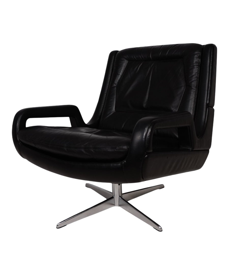 Carl_Straub_black_leather_lounge_chair,_1960