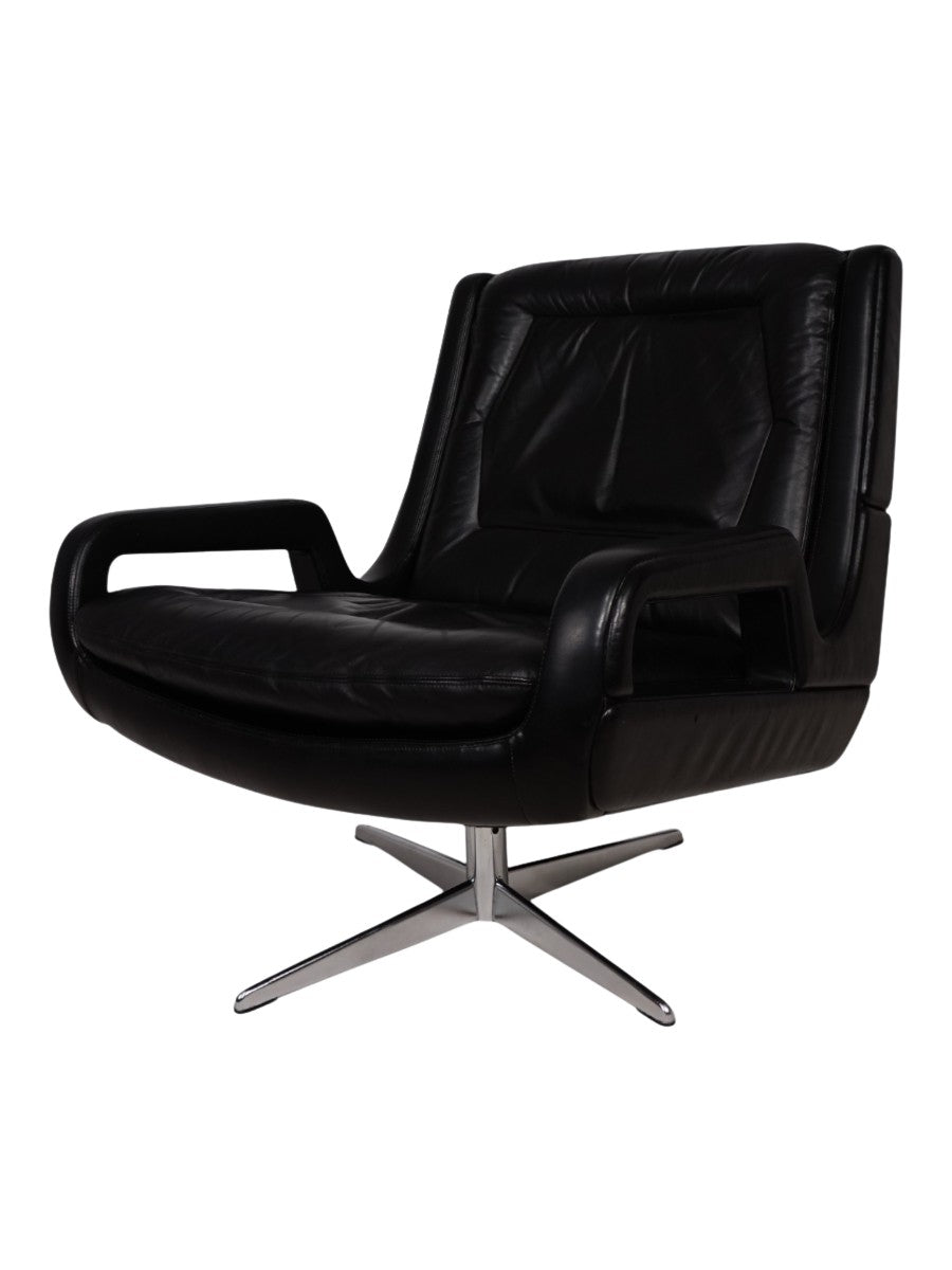 Carl_Straub_black_leather_lounge_chair,_1960
