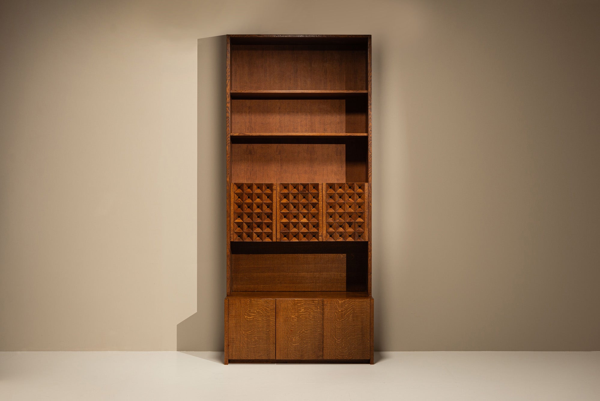 Sculptural_Oak_Bookcase_by_Giuseppe_Rivadossi,_1970s,_Italy