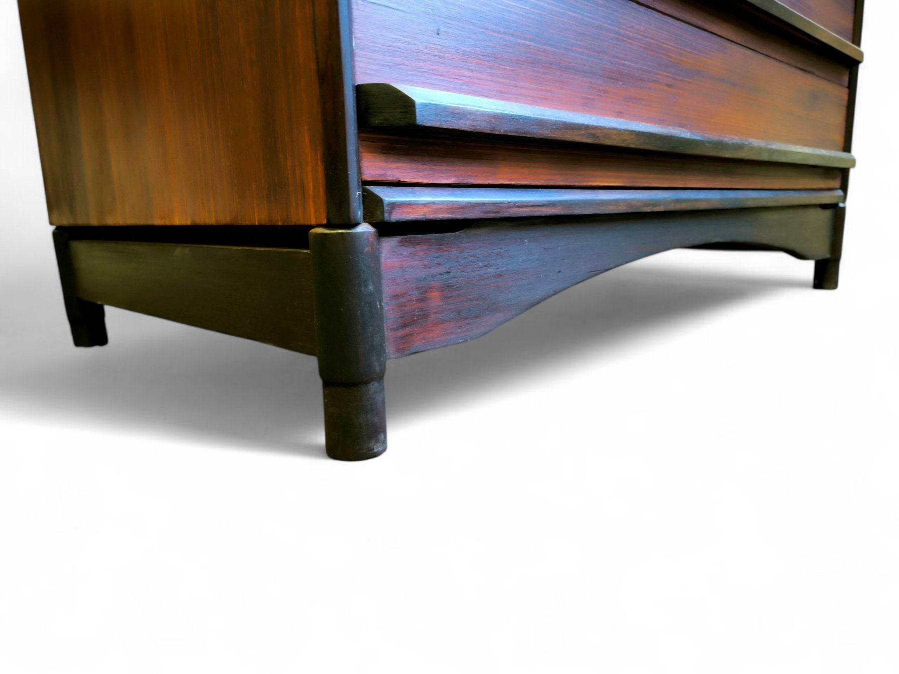 Cassettiera_con_Toletta_in_legno_di_Zebrano_1960_Italia