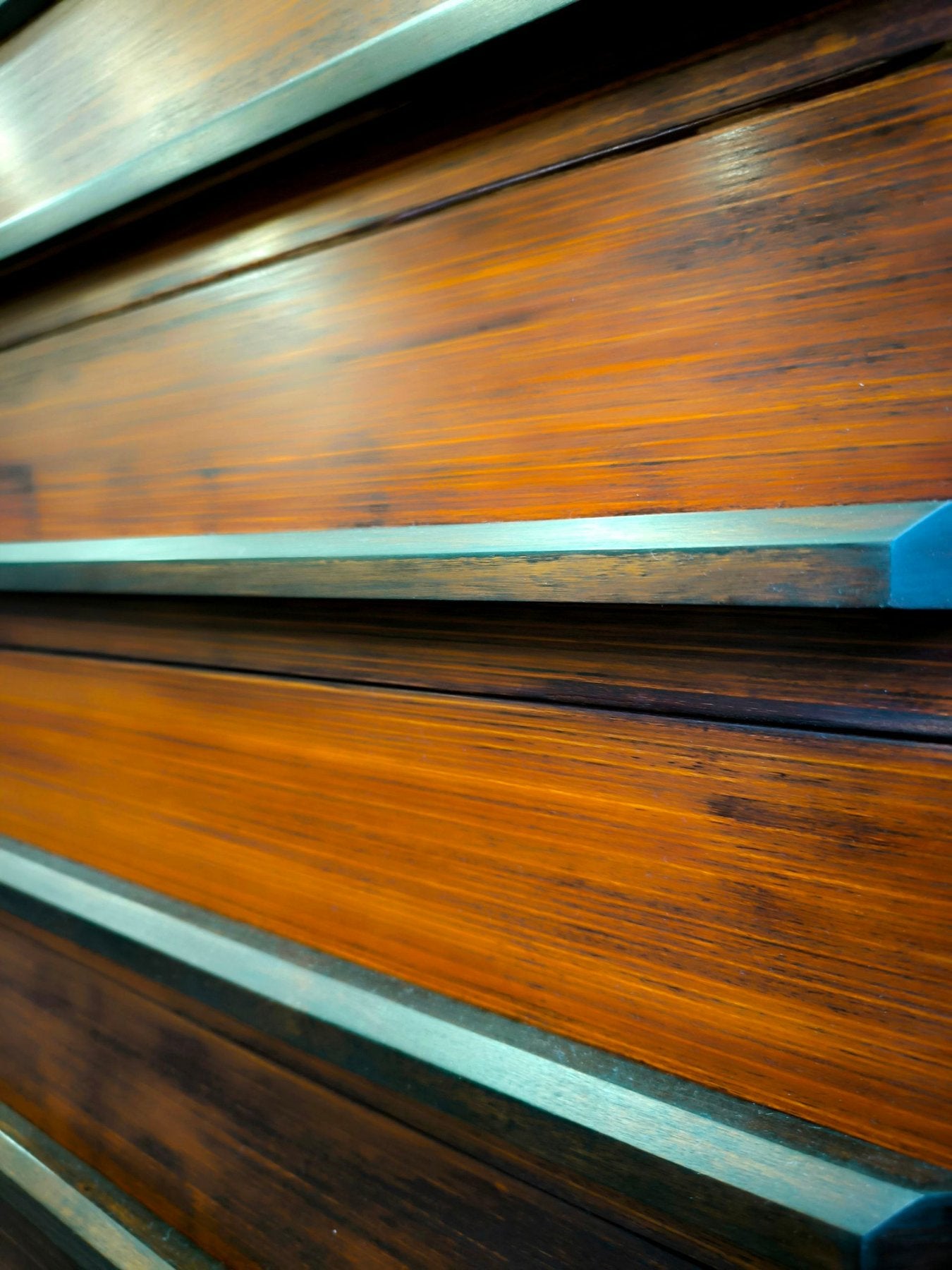 Cassettiera_con_Toletta_in_legno_di_Zebrano_1960_Italia