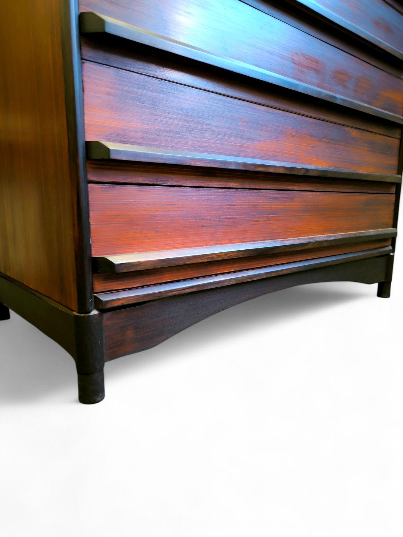 Cassettiera_con_Toletta_in_legno_di_Zebrano_1960_Italia