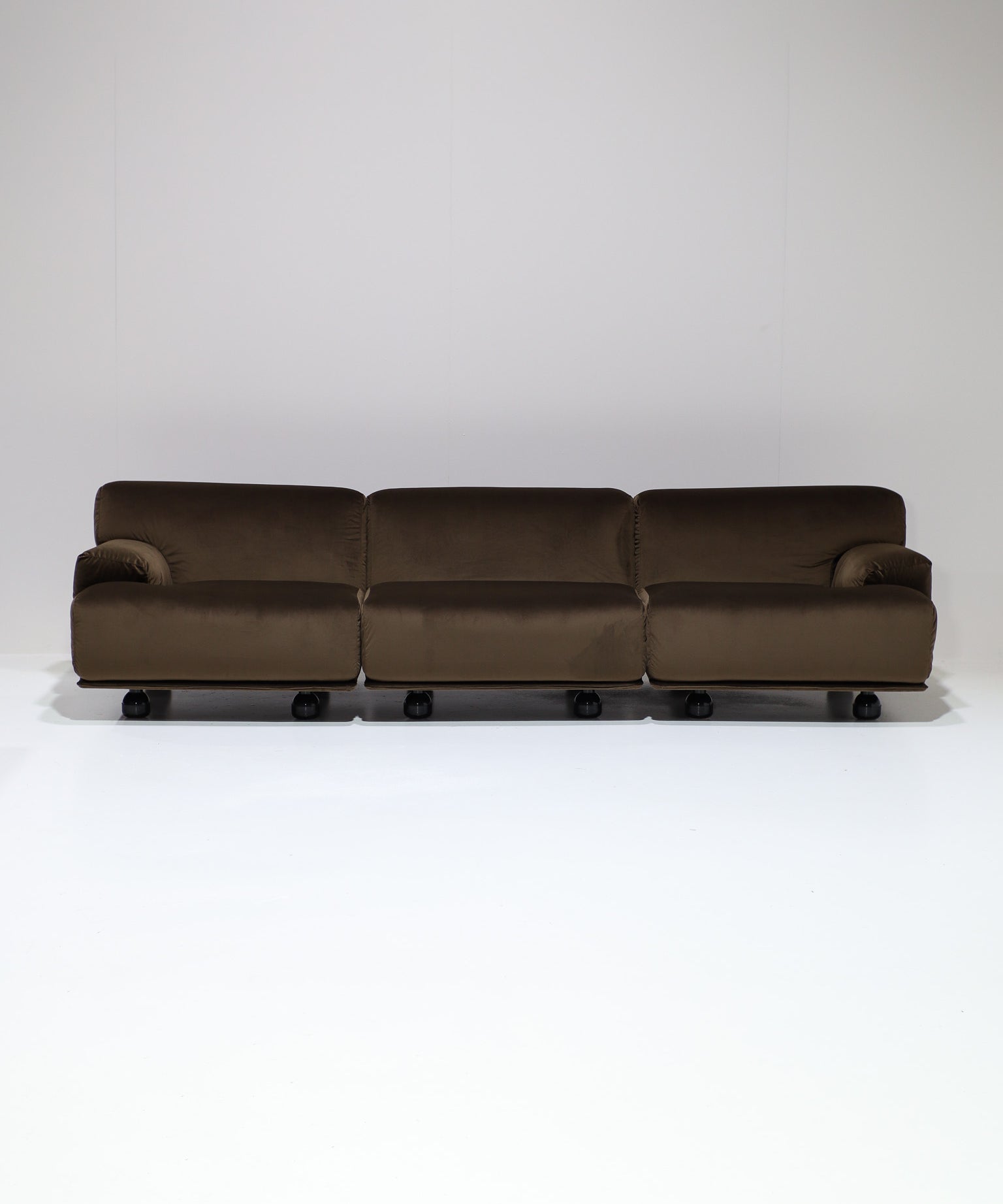 Cassina_Fiandra_elements_sofa_and_armchair_brown_velvet_1970s