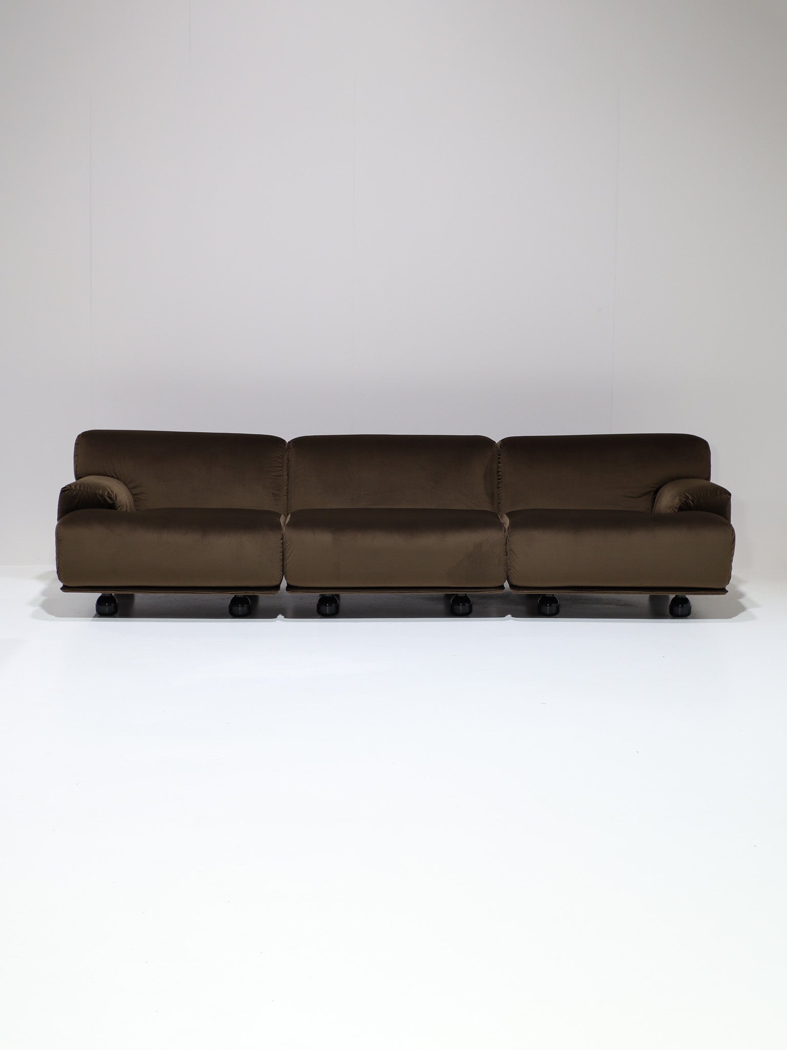 Cassina_Fiandra_elements_sofa_and_armchair_brown_velvet_1970s