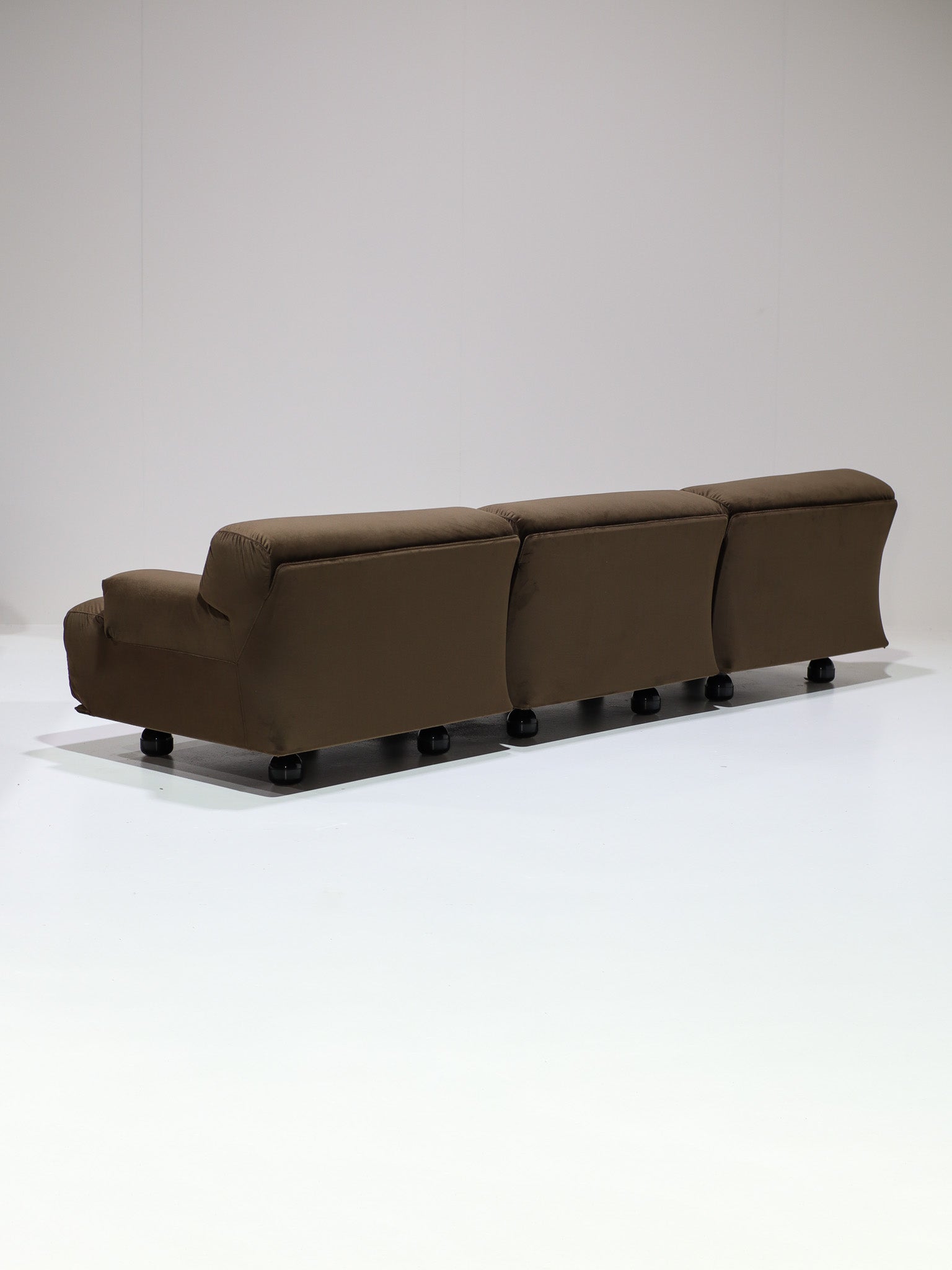Cassina_Fiandra_elements_sofa_and_armchair_brown_velvet_1970s