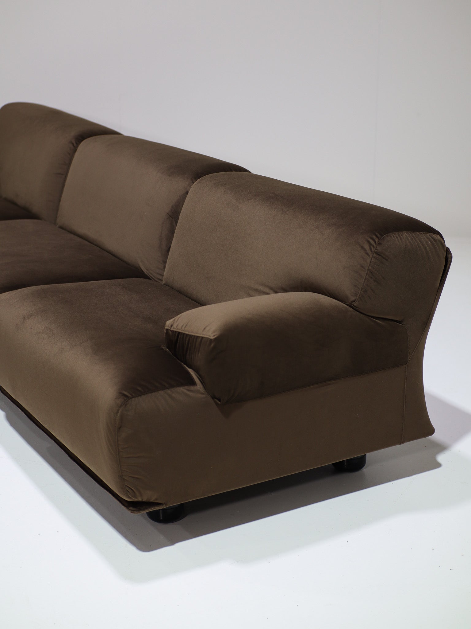Cassina_Fiandra_elements_sofa_and_armchair_brown_velvet_1970s