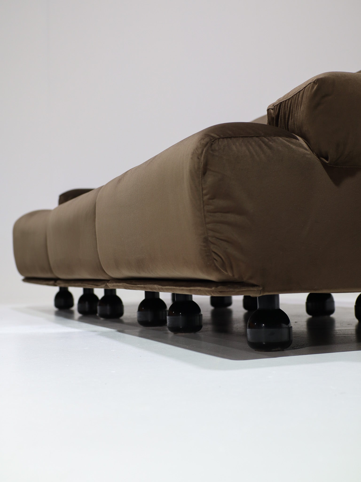 Cassina_Fiandra_elements_sofa_and_armchair_brown_velvet_1970s